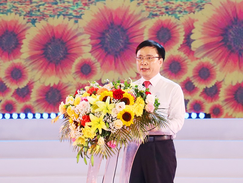 Phó Chủ tịch UBND tỉnh Bùi Đình Long phát biểu khai mạc Lễ hội du lịch Cửa Lò 2023. Ảnh: Quỳnh Trang