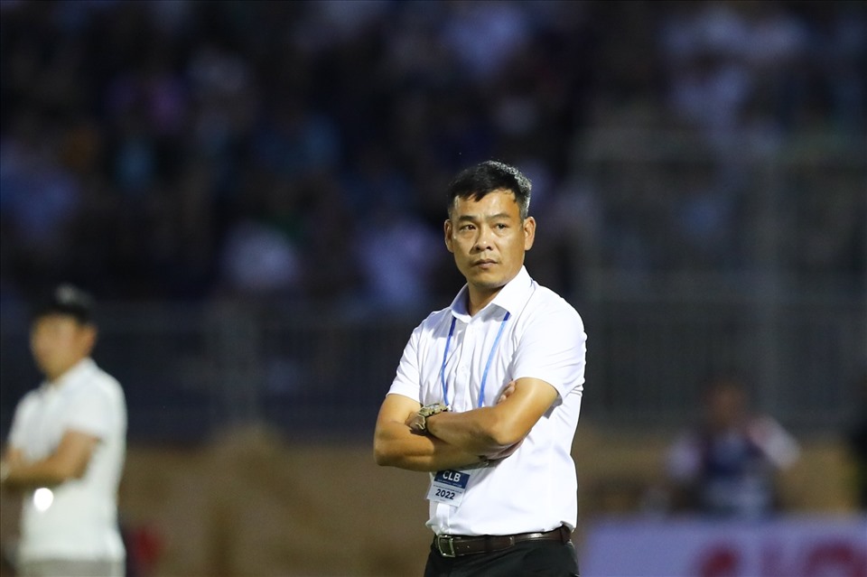 Huấn luyện viên Nguyễn Huy Hoàng cần giành chiến thắng để lấy lại niềm tin nơi người hâm mộ Sông Lam Nghệ An. Ảnh: Minh Dân
