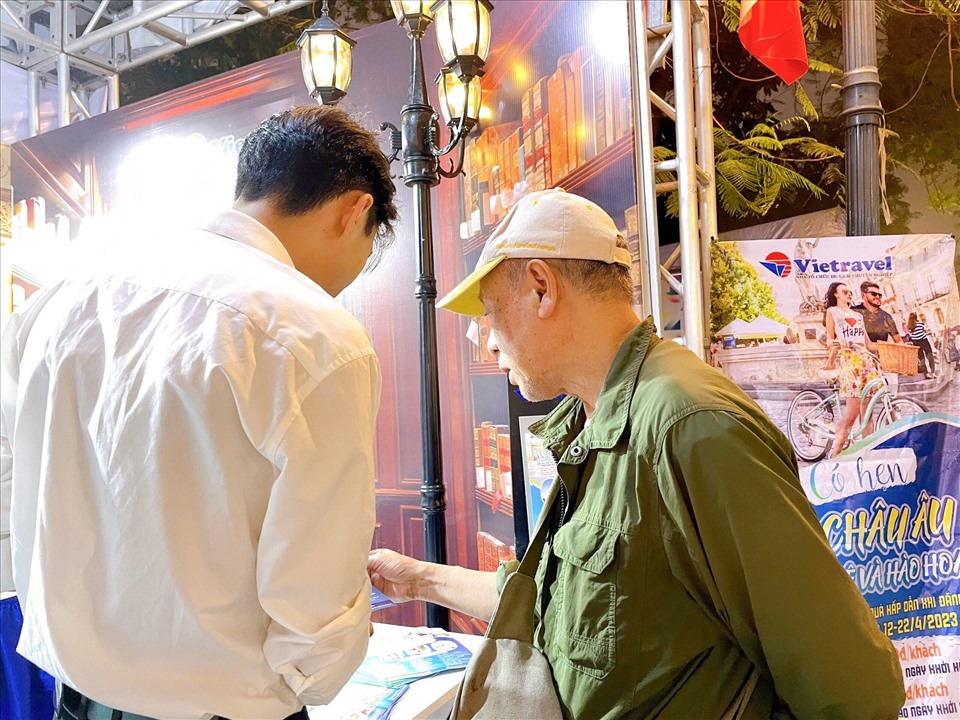 Gian hàng thu hút nhiều du khách tới tham quan, tìm hiểu.