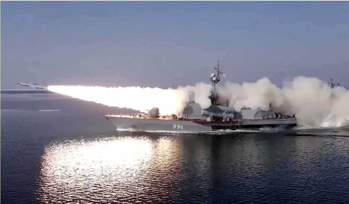 Tàu của hạm đội Thái Bình Dương thuộc Bộ Quốc phòng Nga bắn tên lửa hành trình Moskit trong một cuộc tập trận quân sự. Ảnh: Bộ Quốc phòng Nga