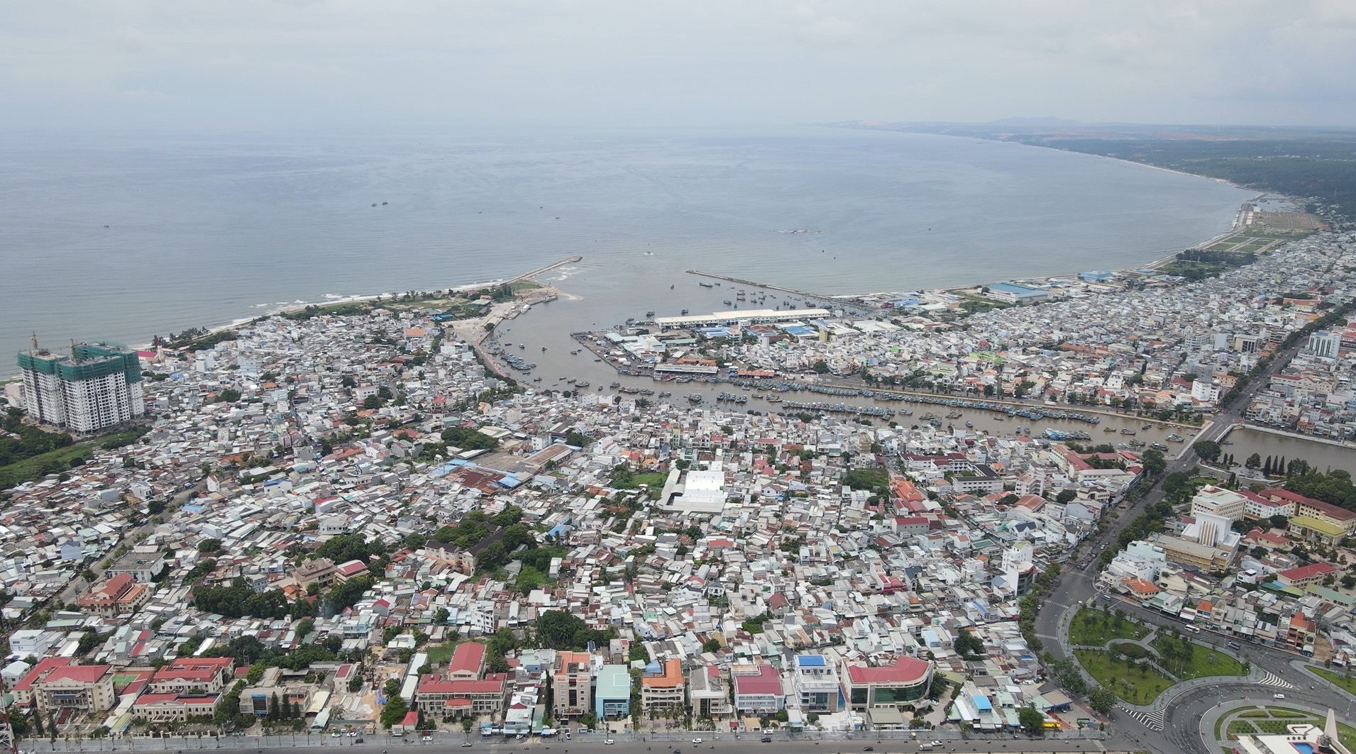 Một góc TP.Phan Thiết, Bình Thuận giáp biển. Ảnh: Duy Tuấn