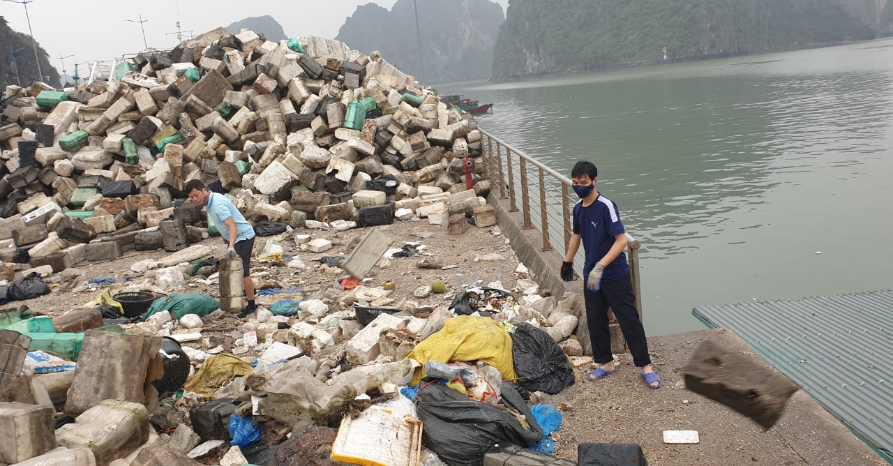 Các chuyến tàu chở rác phao xốp thu gom trên vịnh Hạ Long liên tục cập cảng Bến Đoan nhưng lượng rác trên vịnh Hạ Long vẫn còn rất lớn. Ảnh: Nguyễn Hùng