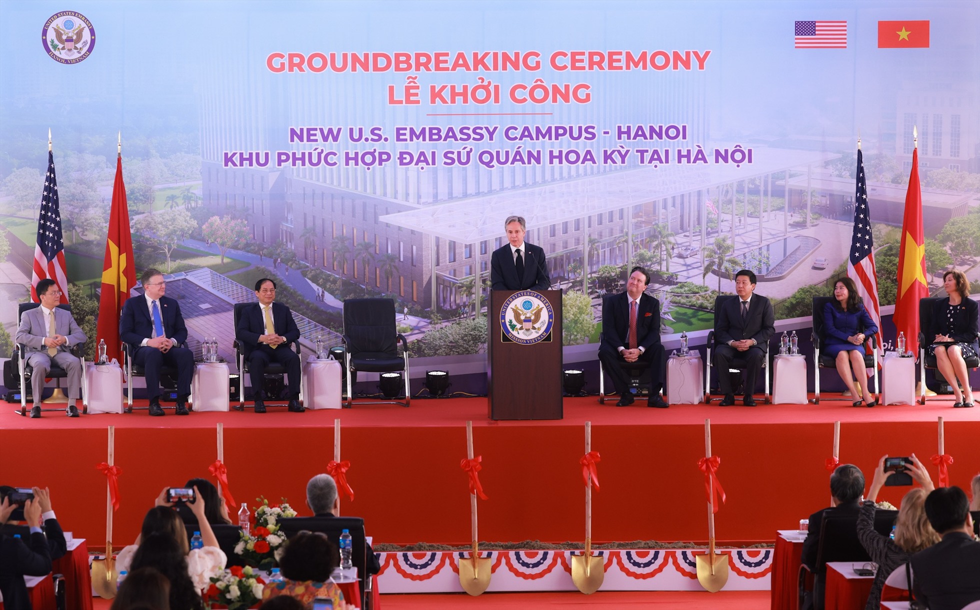 Ngoại trưởng Mỹ Antony Blinken (đứng) phát biểu tại lễ khởi công có sự tham dự của Bộ trưởng Ngoại giao Bùi Thanh Sơn cùng các quan chức Việt Nam và Mỹ. Ảnh Hải Nguyễn