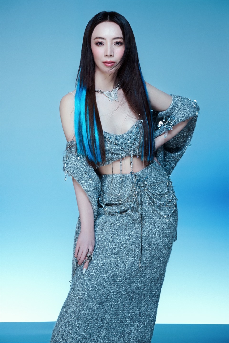 Diện trang phục tông xanh bắt mắt, Thu Trang khoe nhan sắc ngày một thăng hạng. Cách trang điểm, làm tóc của nữ diễn viên được khen trẻ trung, hiện đại.