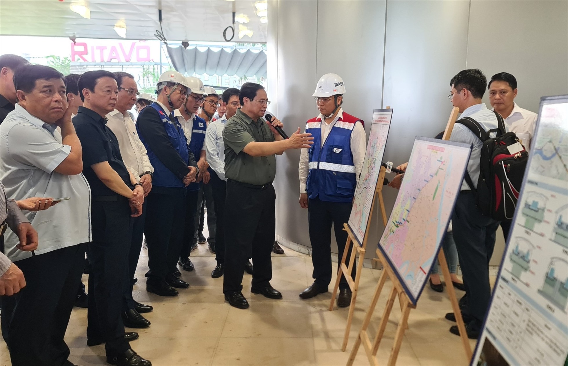 Thủ tướng Phạm Minh Chính yêu cầu hoàn thành Metro số 1 trước 1 quý so với kế hoạch.  Ảnh: MAUR