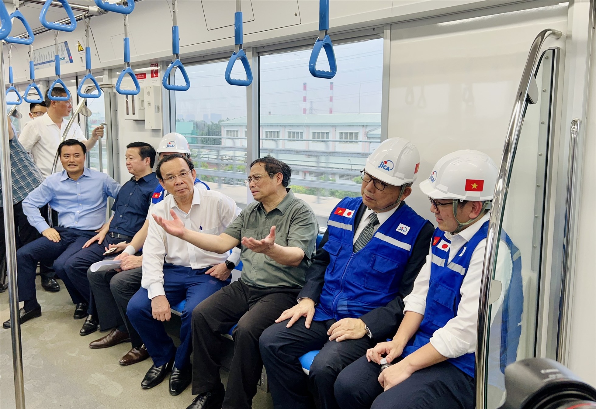 Thủ tướng Phạm Minh Chính đi thử tàu Metro số 1.  Ảnh: MAUR