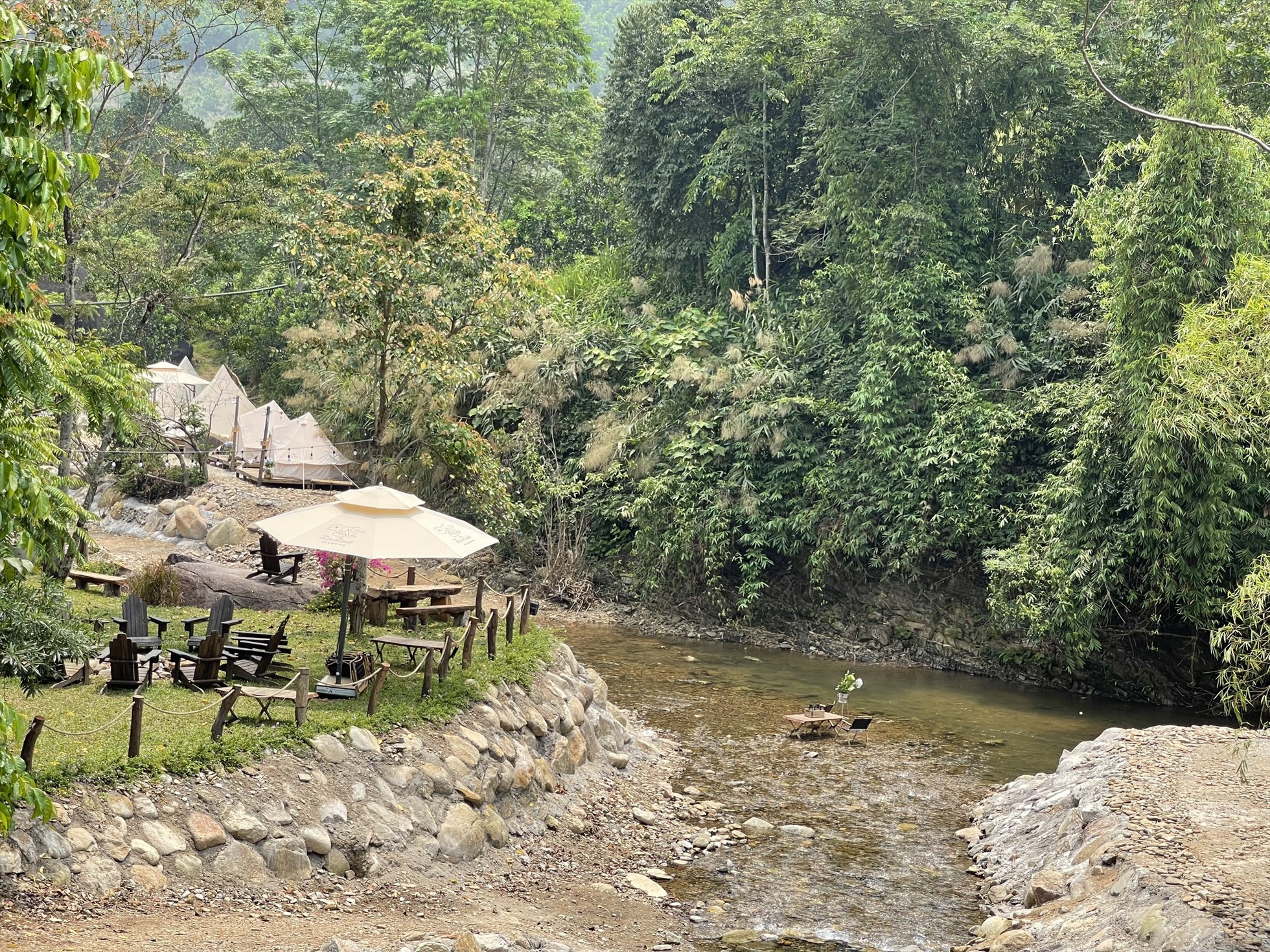 Tình trạng ngang nhiên xây dựng công trình ngăn dòng suối để phục vụ du lịch trên địa bàn Hoà Vang. Ảnh: Mai Hương