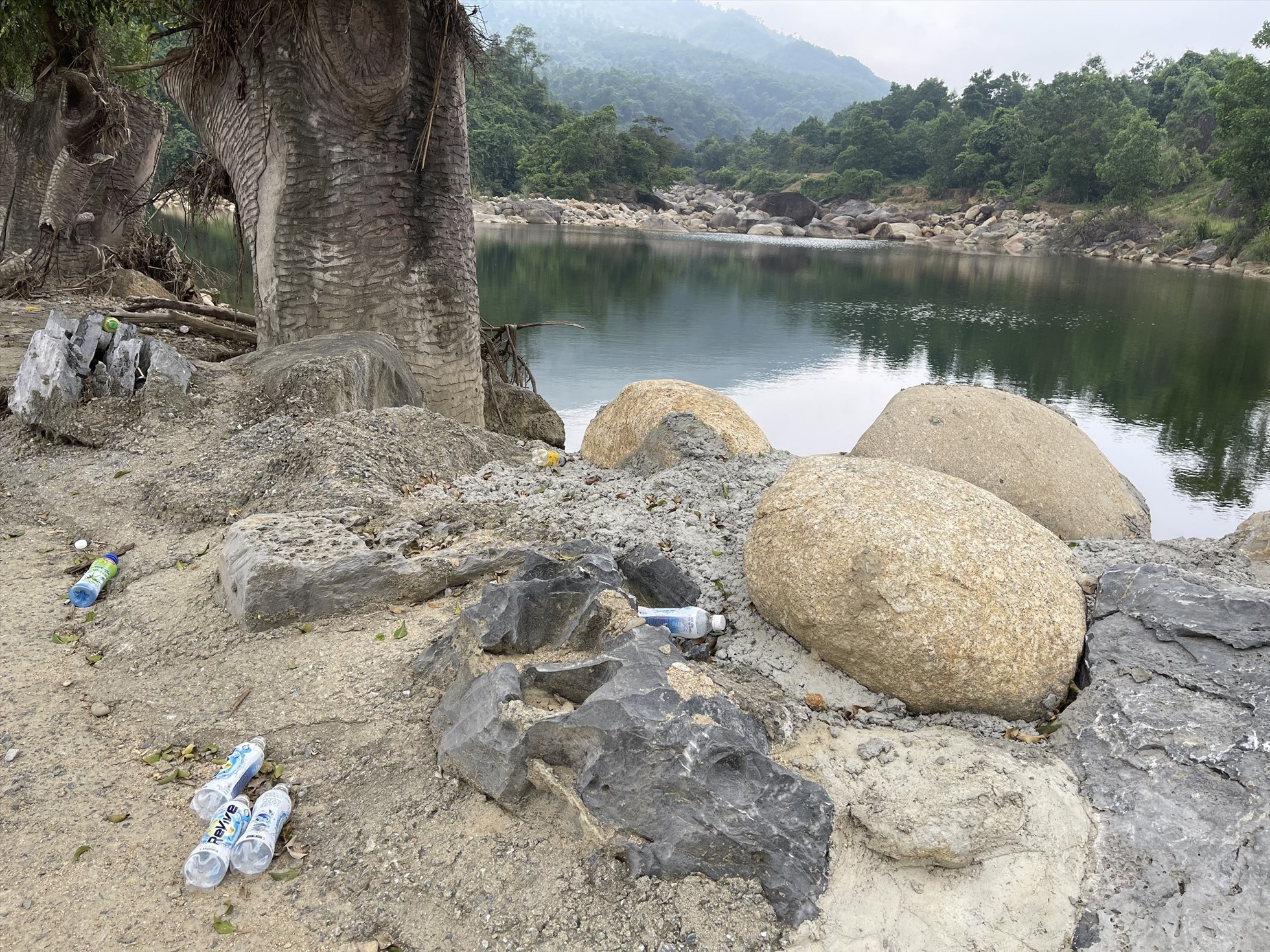 Hình ảnh con suối bị bê tông hoá tại huyện Hoà Vang (Đà Nẵng). Ảnh: Mai Hương