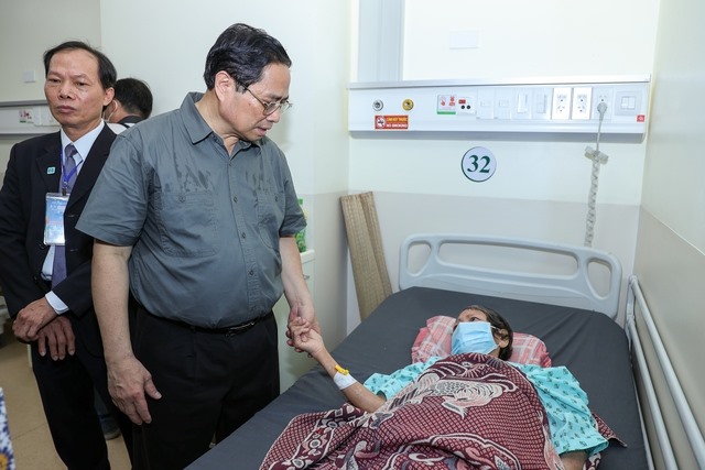 Thủ tướng thăm hỏi, động viên bệnh nhân đang điều trị tại Bệnh viện Ung Bướu (cơ sở 2).   Ảnh: VGP/Nhật Bắc