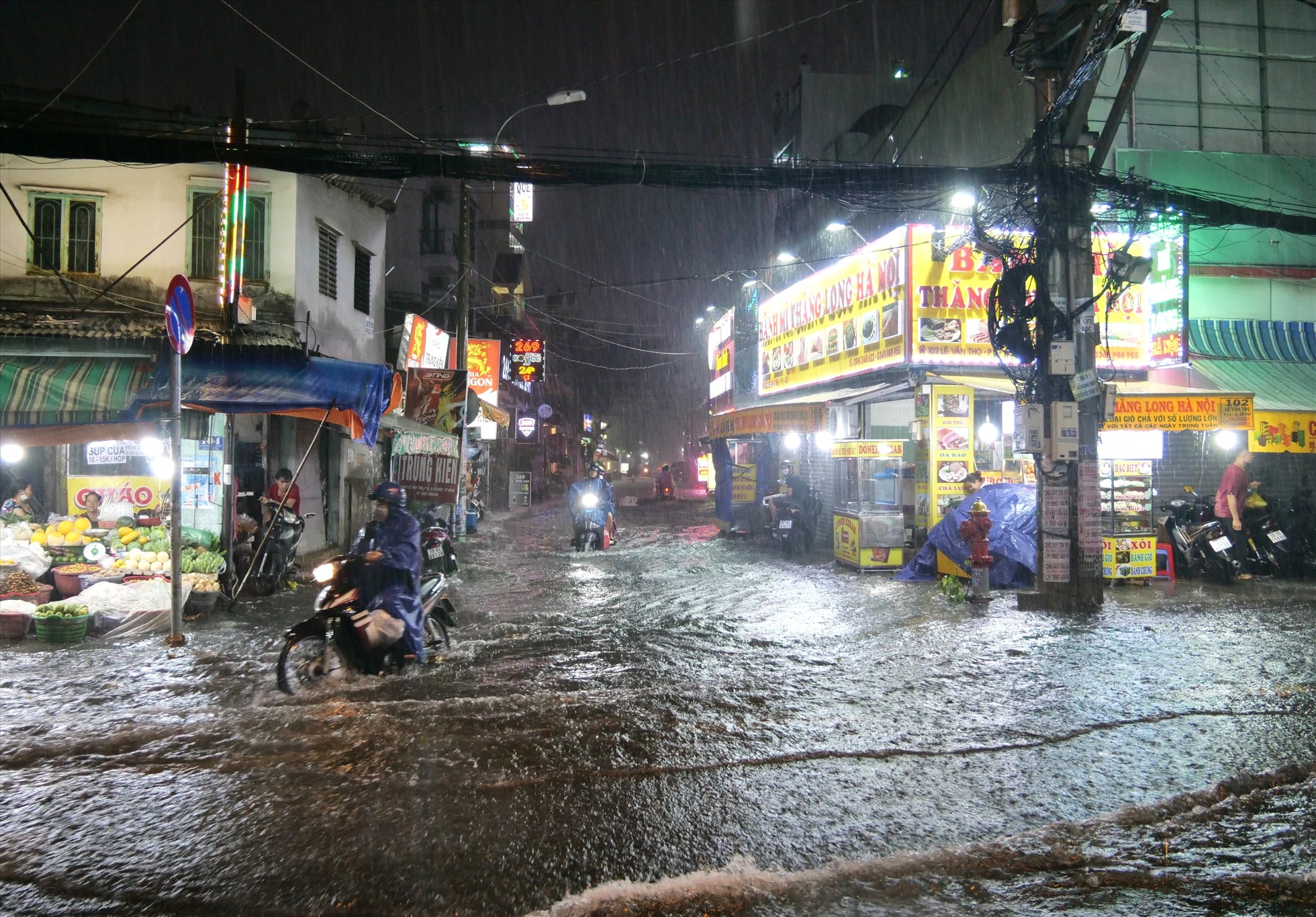 Đường Lê Văn Thọ cũng ngập như sông.