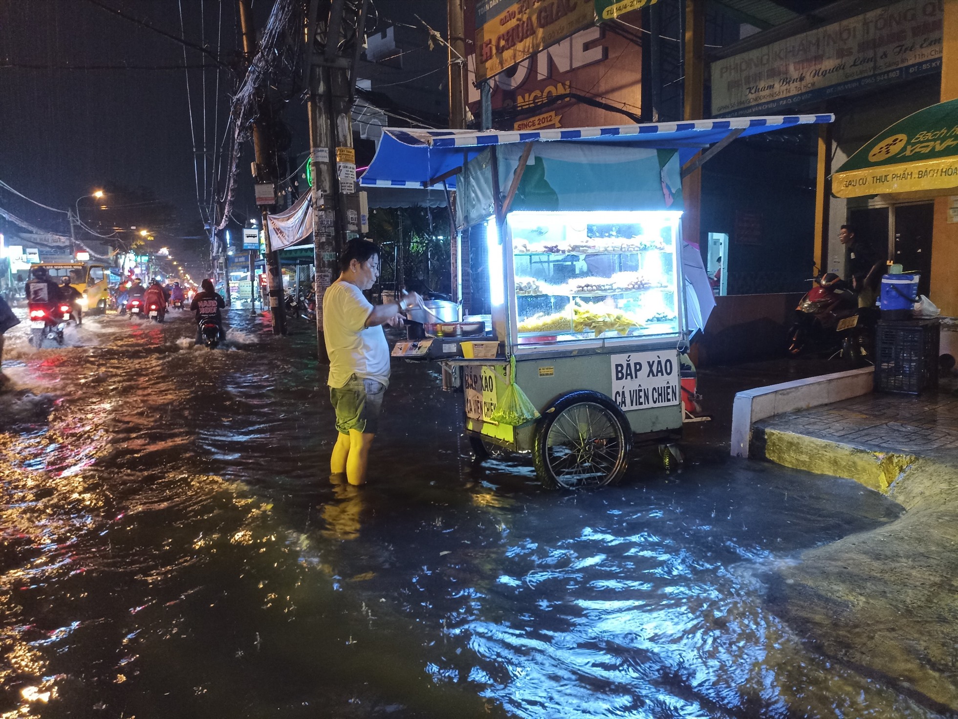 Hàng quán buôn bán khó khăn vì nước ngập trên đường