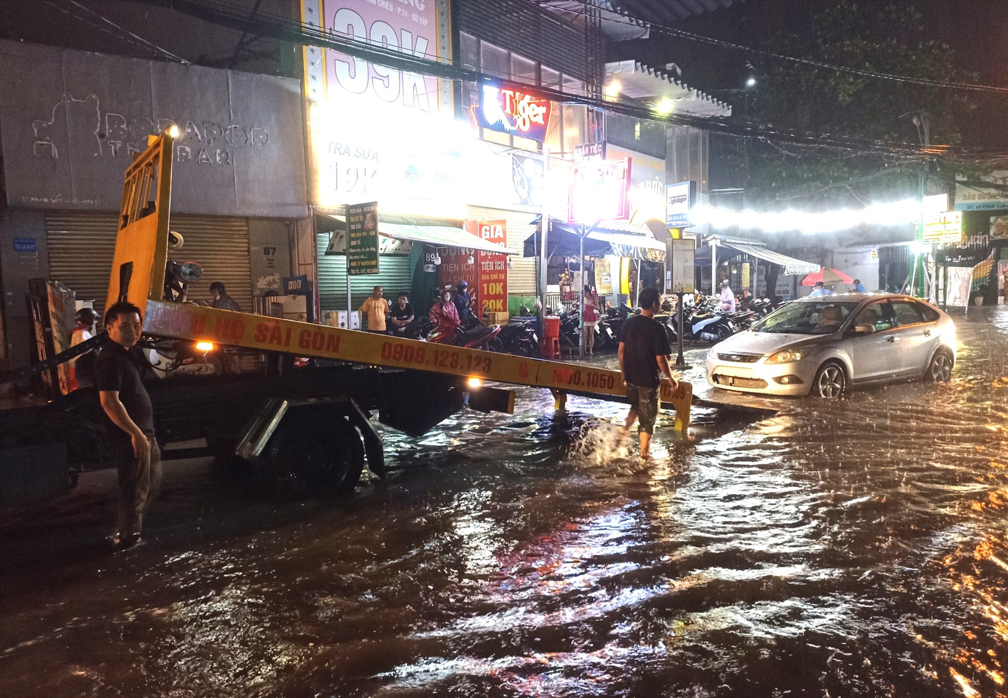 Nước ngập khiến một chiếc xe ô tô trên đường Phạm Văn Chiêu bị chết máy phải gọi cứu hộ.