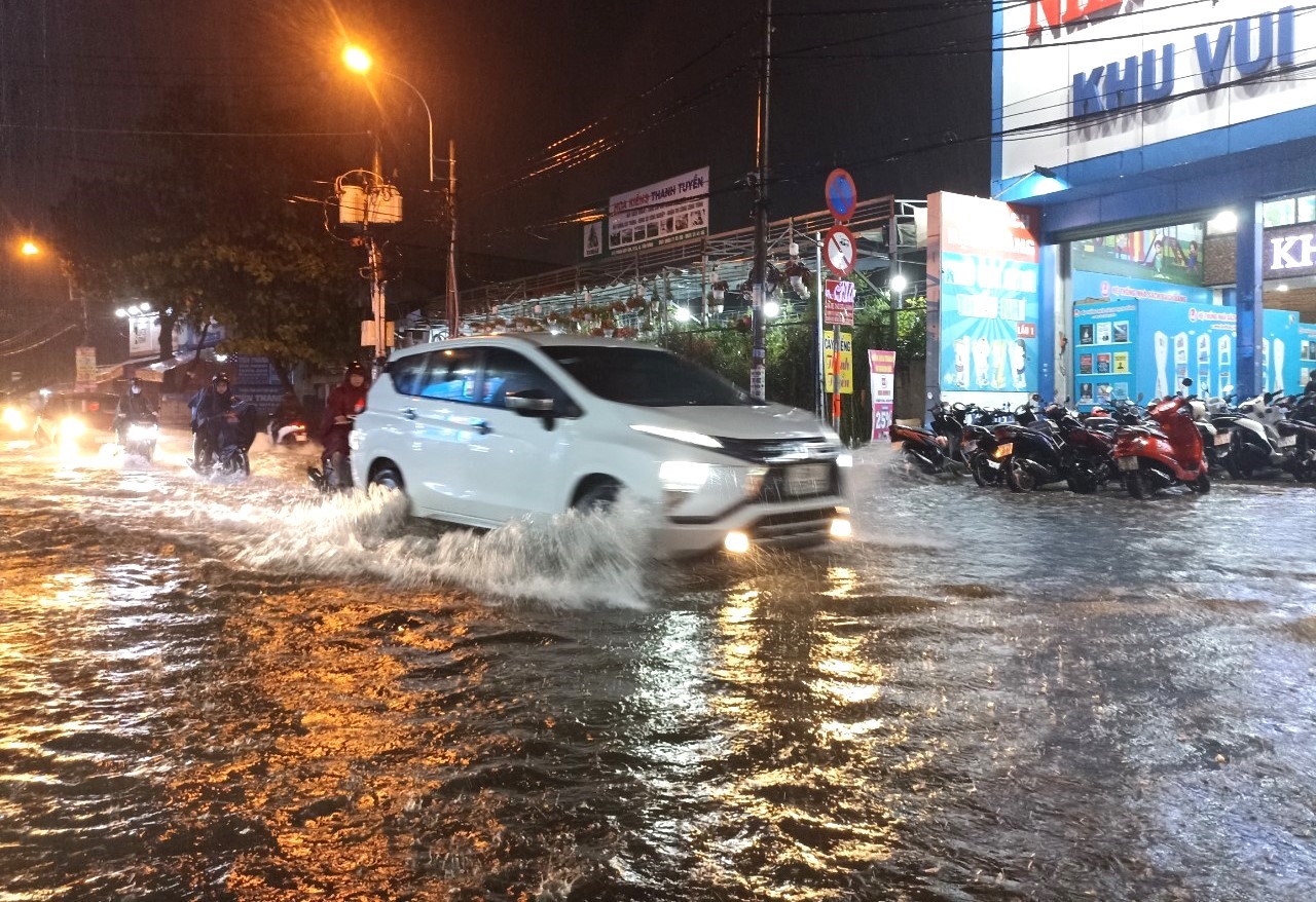 Đường Phan Huy Ích (quận Tân Bình) cũng ngập lênh láng.