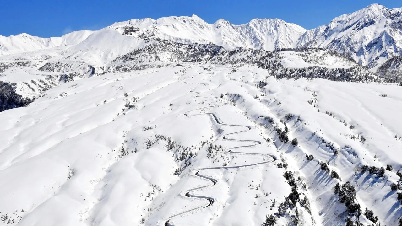 Tuyến đường núi Tateyama Kurobe mang đến tầm nhìn tuyệt đẹp ra dãy núi Alps Nhật Bản. Ảnh: Kyodonews/ZUMA Press