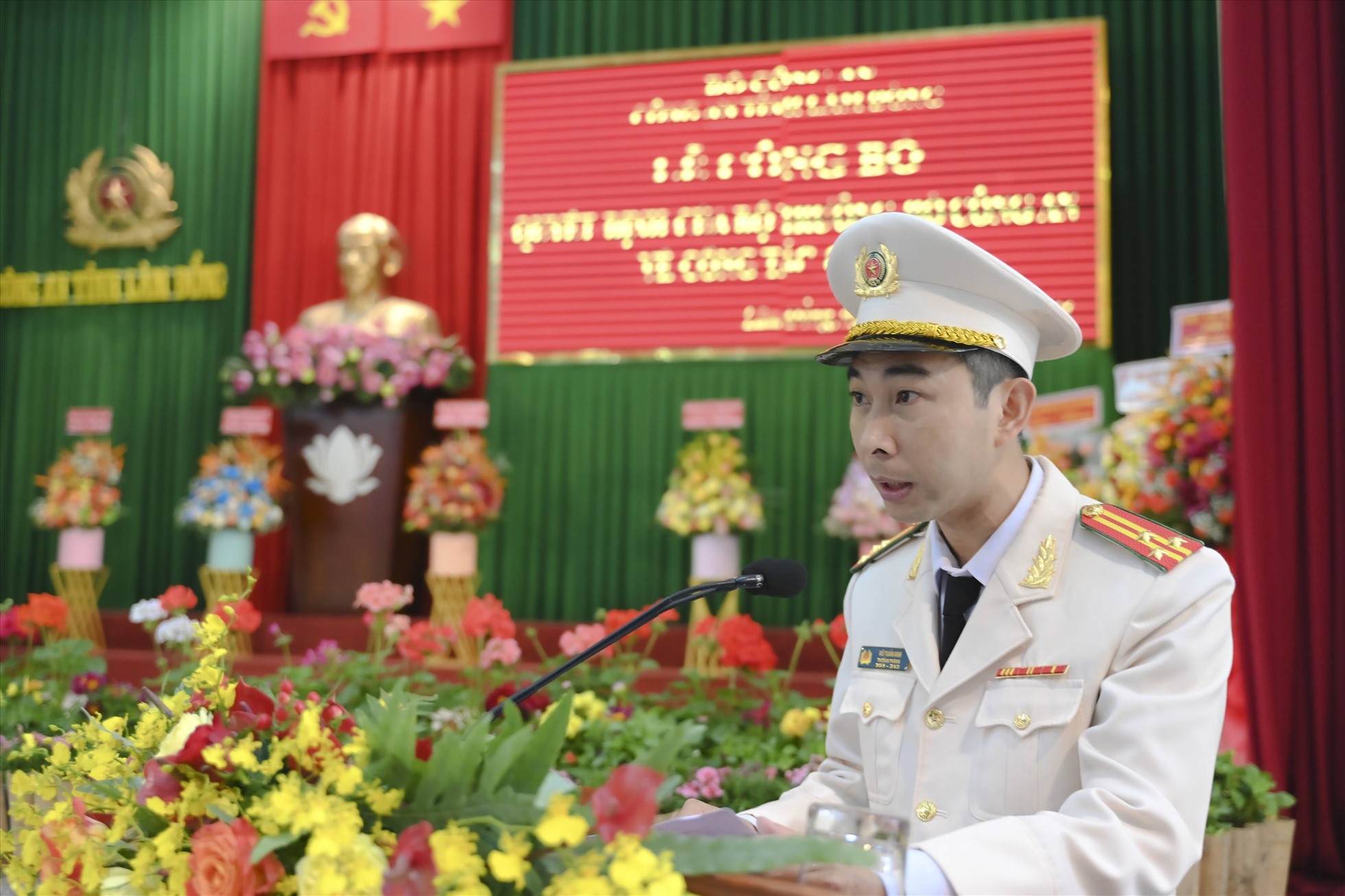 Thượng tá Vũ Tuấn Anh - tân Phó Giám đốc Công an tỉnh phát biểu nhận nhiệm vụ sau khi được bổ nhiệm. Ảnh: Công an tỉnh Lâm Đồng