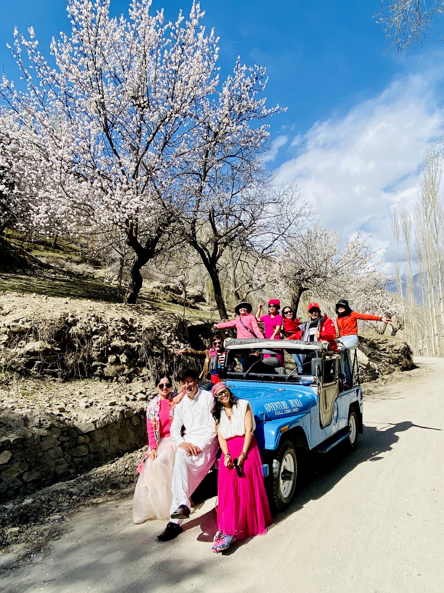 Nhiều du khách quốc tế đánh giá Hunza là nơi an toàn nhất ở Pakistan cho phụ nữ du lịch một mình, ngay cả trong những năm đất nước này xảy ra bất ổn, nhờ văn hóa tự do và sự mến khách, thân thiện của người dân nơi đây.