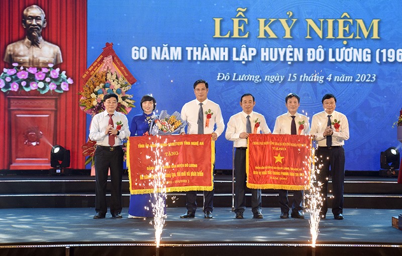 Lãnh đạo tỉnh Nghệ An trao Cờ thi đua và bức trướng “60 năm đoàn kết, sáng tạo, đổi mới và phát triển” cho Đảng bộ và nhân dân huyện Đô Lương. Ảnh: Hải Đăng