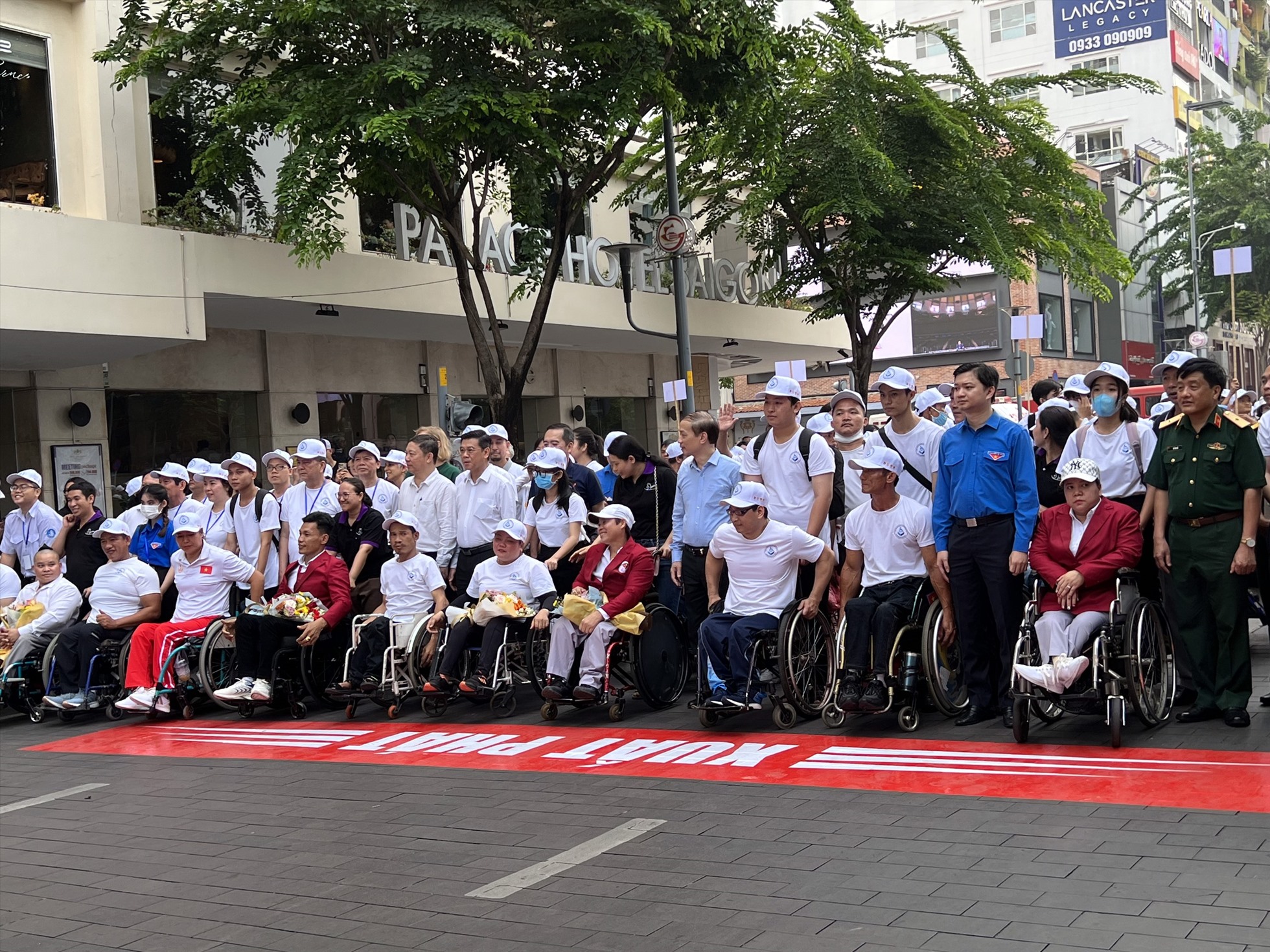 Hoạt động đi bộ vì người khuyết tật trên đường Nguyễn Huệ. Ảnh: Ngọc Ánh