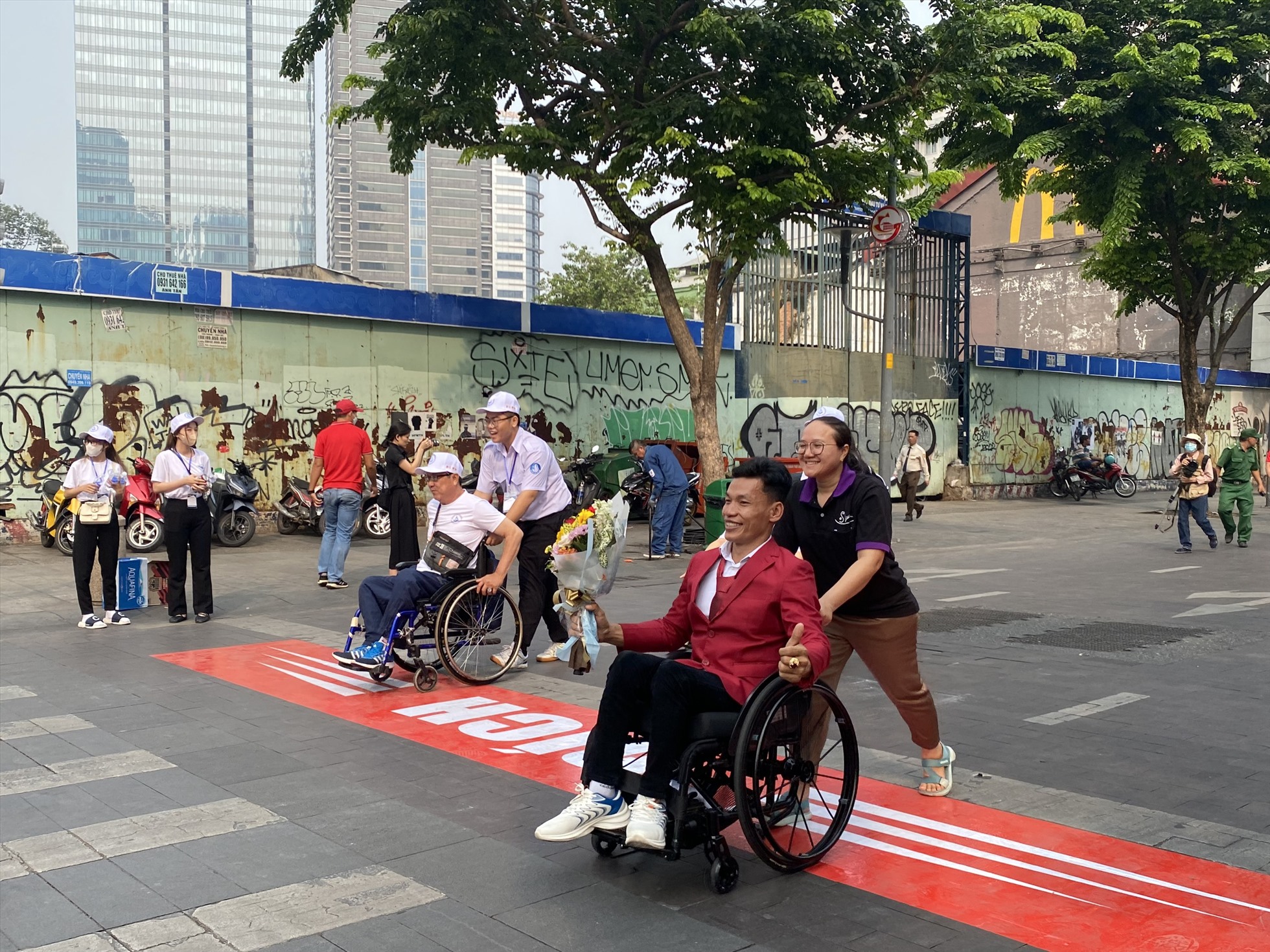 Các Vận động viên tham gia vào hoạt động đi bộ vì người khuyết tật. Ảnh: Như Quỳnh