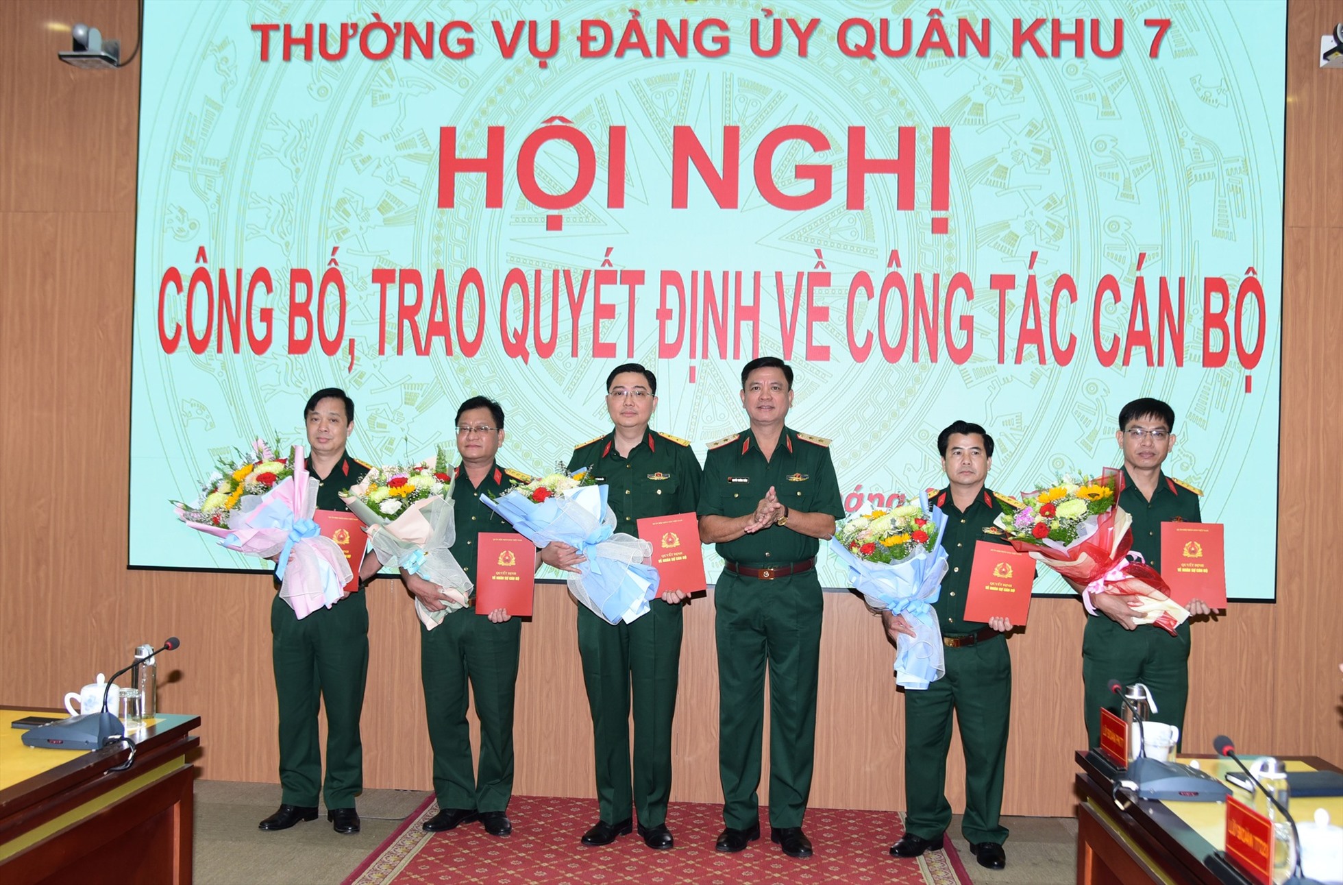 Trung tướng Nguyễn Trường Thắng, Ủy viên Trung ương Đảng, Tư lệnh Quân khu 7 trao các quyết định cho cán bộ
