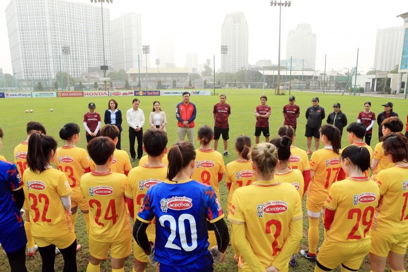 Lãnh đạo Tổng cục Thể dục thể thao gặp mặt và động viên đội tuyển nữ Việt Nam. Ảnh: VFF