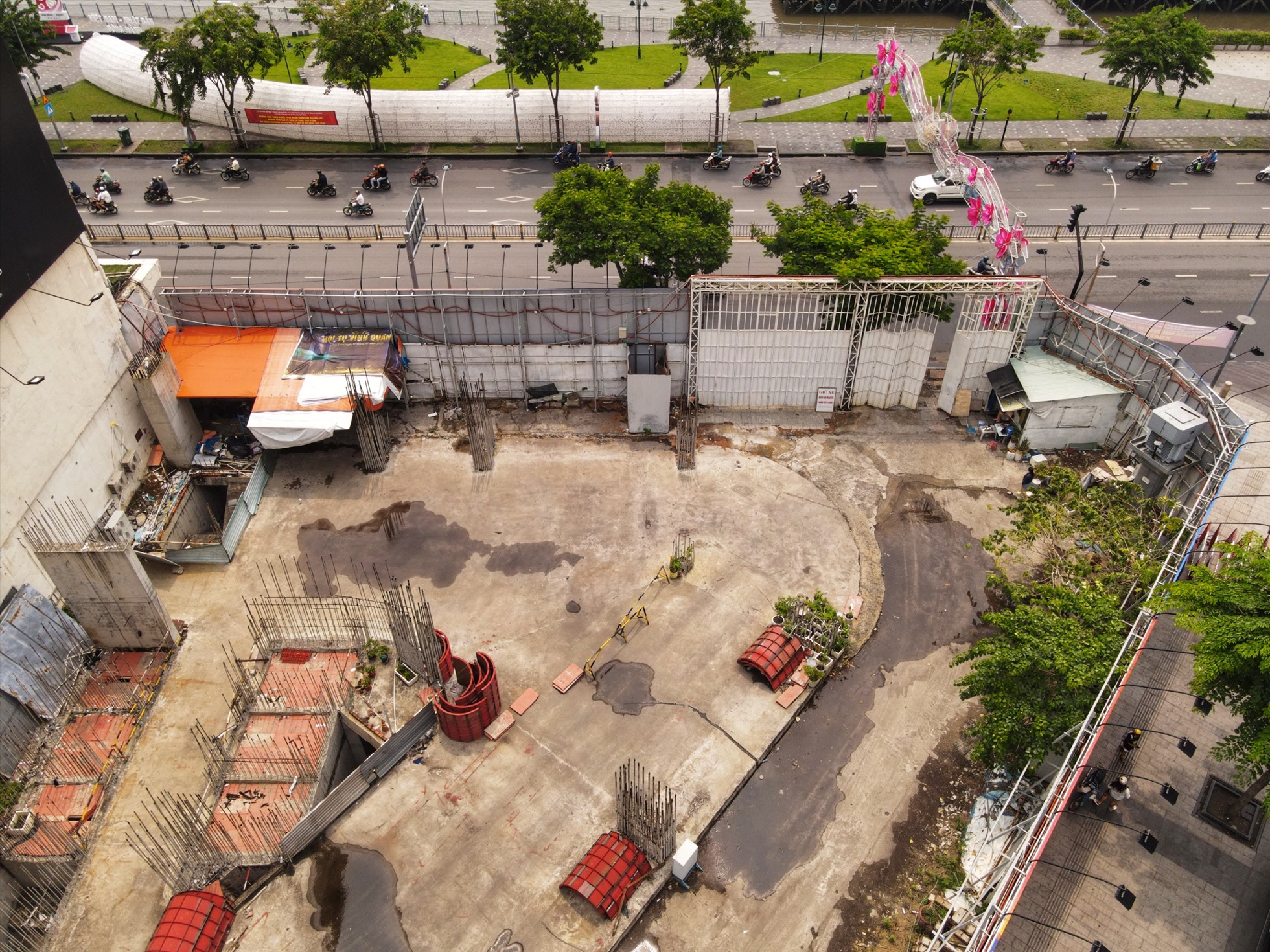 Dự án được khởi công năm 2011, nằm trong chuỗi công trình đầu tư trọng điểm của Saigontourist, tổng vốn đầu tư 1.900 tỷ đồng. Đến nay, nơi đây vẫn chỉ là bãi đất trống, được tận dụng làm bãi giữ xe của riêng khách sạn Majestic.