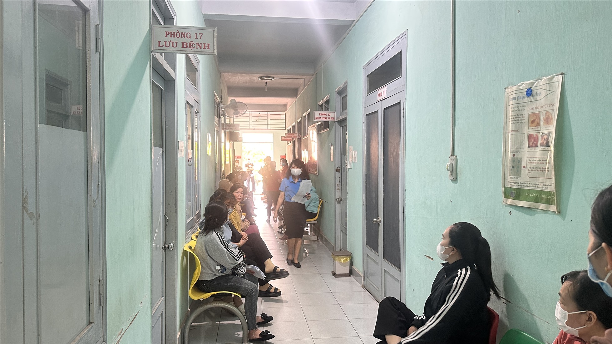Công nhân chờ khám sức khoẻ tại Trung tâm kiểm soát bệnh tật tỉnh Bình Thuận. Ảnh: Duy Tuấn
