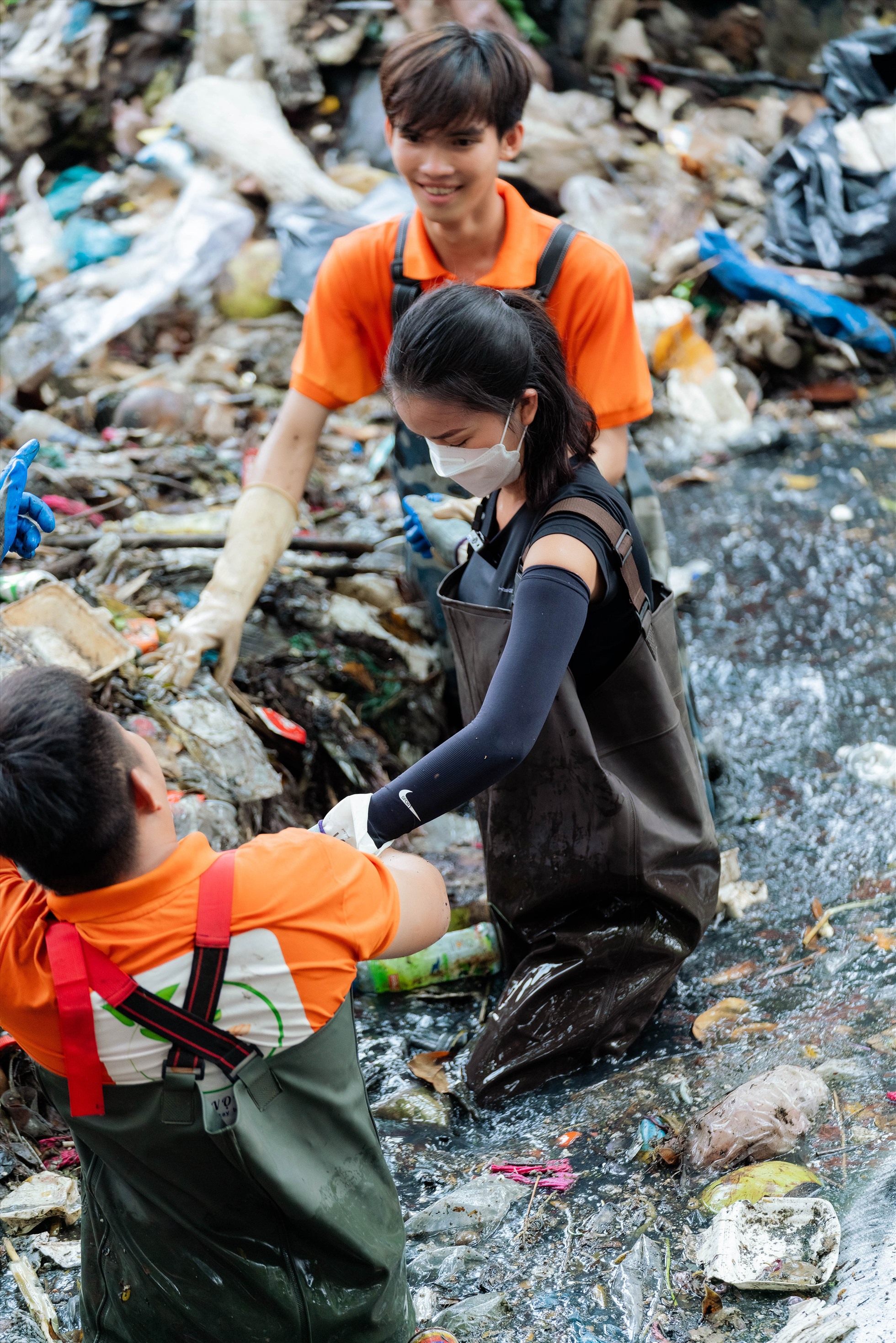 Hình ảnh các bạn tình nguyện trẻ tuổi không ngại bẩn bước xuống dòng kênh  để dọn rác khiến Ngọc Châu ấn tượng.