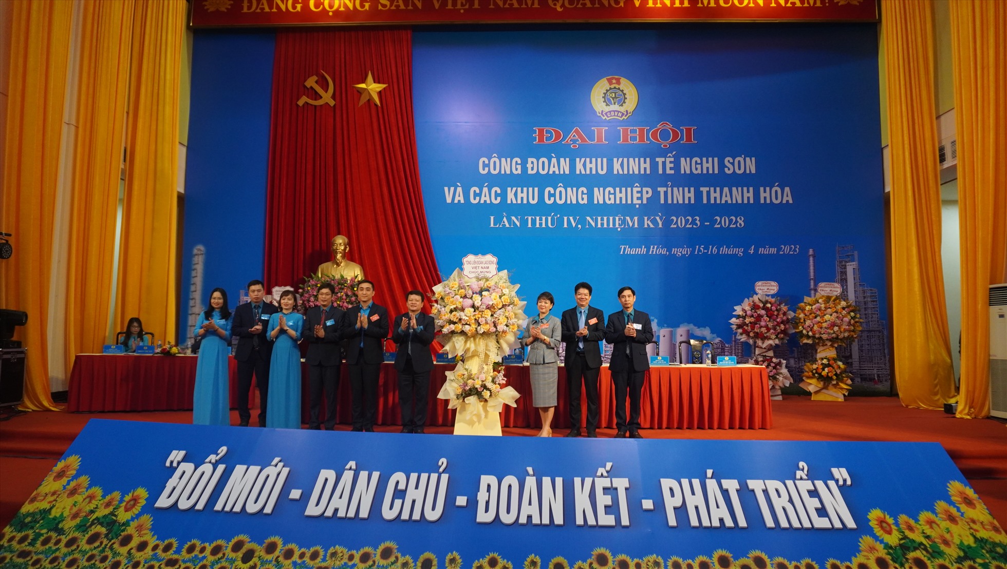Đại diện lãnh đạo Tổng LĐLĐ Việt Nam tặng hoa chúc mừng đại hội. Ảnh: Quách Du