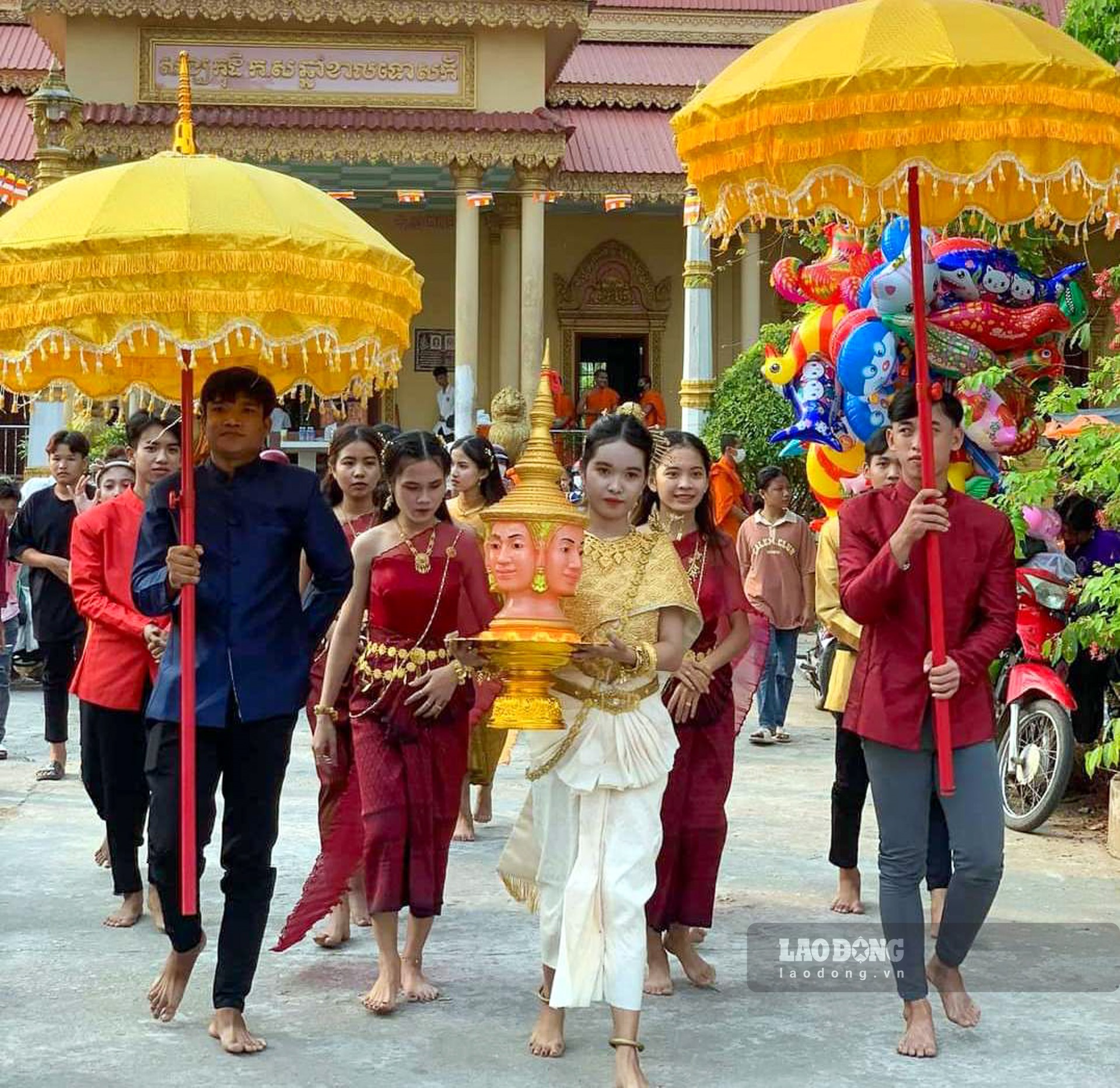 Xã Hưng Hộị, huyện Vĩnh Lợi trong những ngày này như được khoác lên mình “chiếc áo” mới, với những căn nhà được quét dọn tinh tươm cùng những khóm hoa sặc sỡ sắc màu để đón tết.