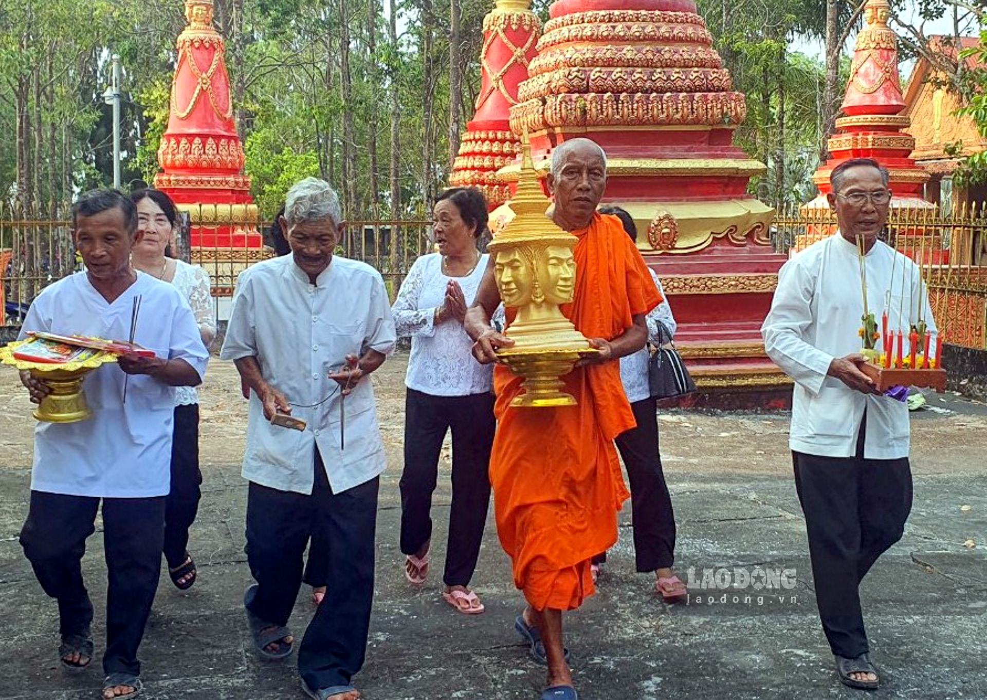 Trong những ngày tết Chôl-chnăm-thmây, đồng bào Khmer xúng xính quần áo đẹp, mang theo cơm, bánh, trái cây vào chùa để dâng lên các sư sãi và tham gia sinh hoạt tín ngưỡng. Sau những nghi thức trang trọng của phần lễ, người dân được hòa mình vào các hoạt động văn nghệ, thể thao đặc sắc của phần hội.