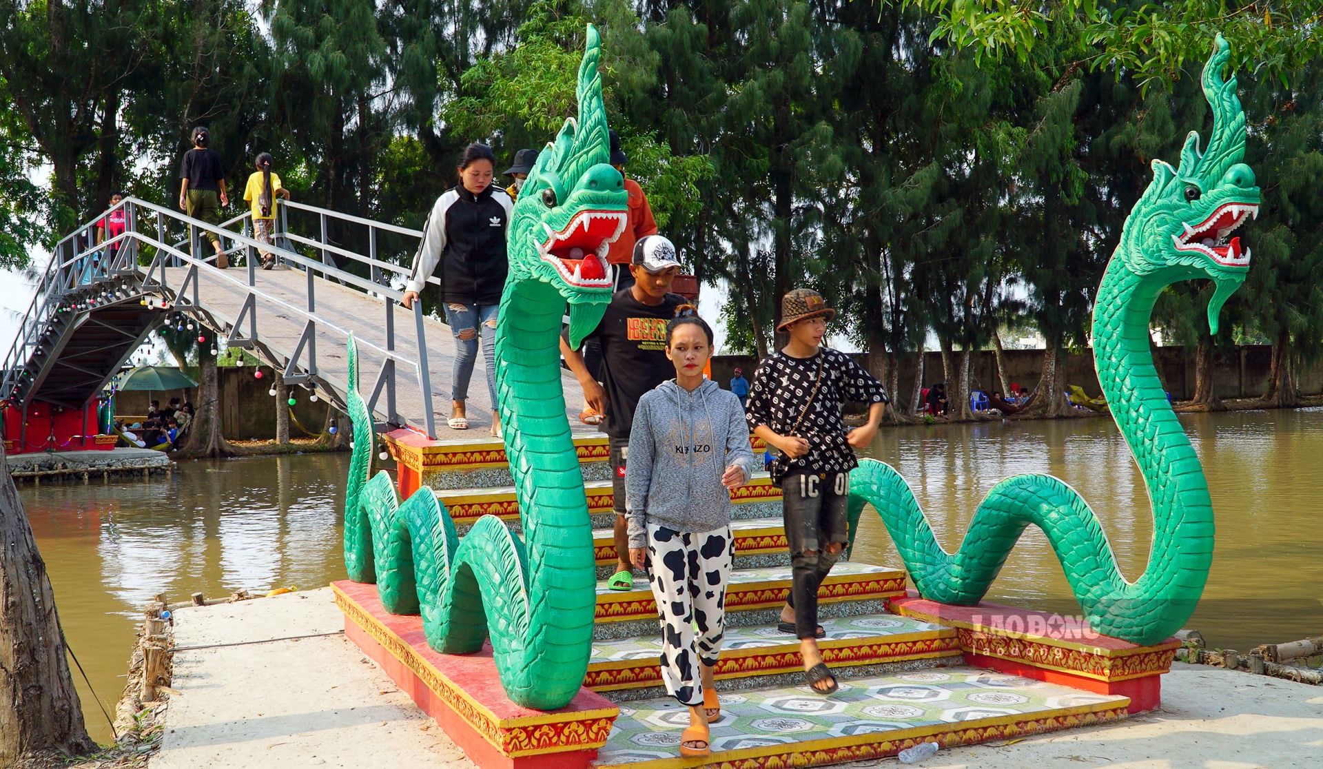 Trong những ngày tết Chôl-chnăm-thmây, đồng bào Khmer xúng xính quần áo đẹp, mang theo cơm, bánh, trái cây vào chùa để dâng lên các sư sãi và tham gia sinh hoạt tín ngưỡng. Sau những nghi thức trang trọng của phần lễ, người dân được hòa mình vào các hoạt động văn nghệ, thể thao đặc sắc của phần hội.