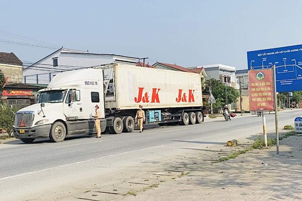 Lực lượng CSGT Công an Hà Tĩnh kiểm tra xe container lưu thông trên tuyến đường ven biển Hà Tĩnh. Ảnh: Nghi Xuân.