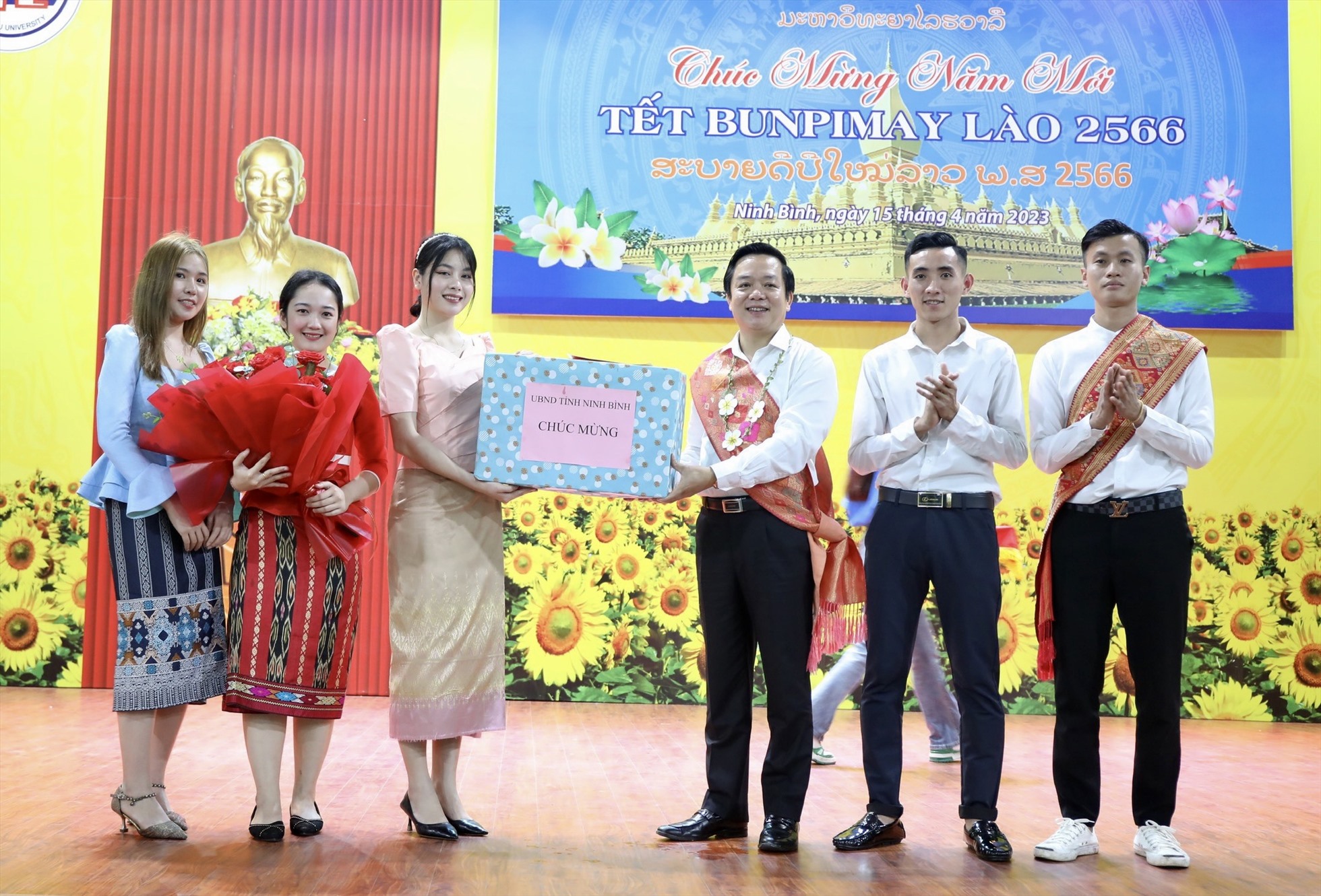 Chủ tịch UBND tỉnh Ninh Bình, Phạm Quang Ngọc tặng quà chúc mừng các em lưu học sinh Lào. ẢnhL Diệu Anh.