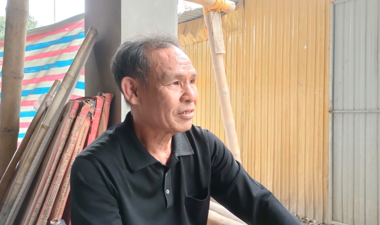 Ông Trần Văn Thành (67 tuổi) kể lại thời điểm xảy ra vụ cháy. Ảnh: Quách Du