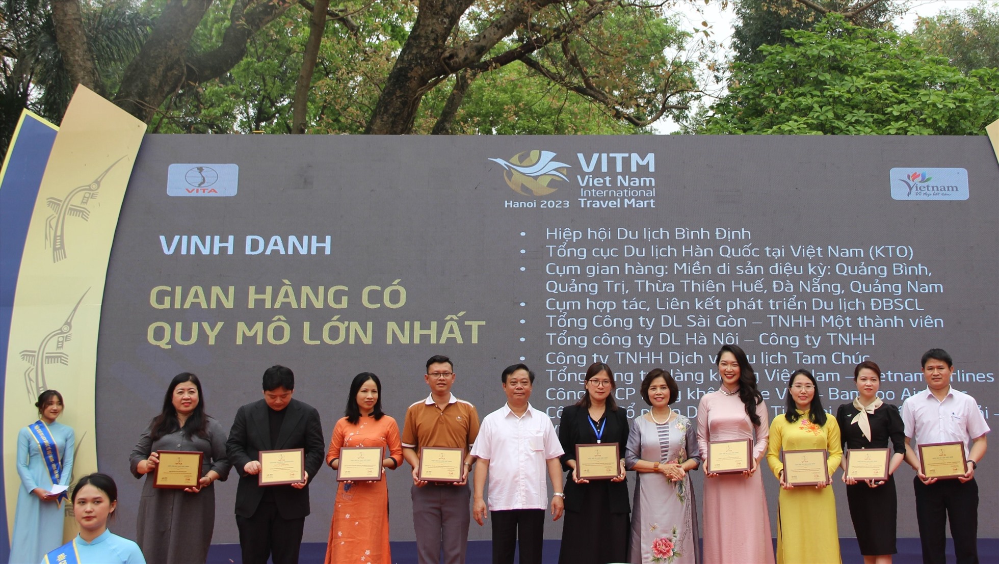 Đại diện Hiệp hội Du lịch Việt Nam trao kỷ niệm chương cho các đơn vị than gia Hội chợ.