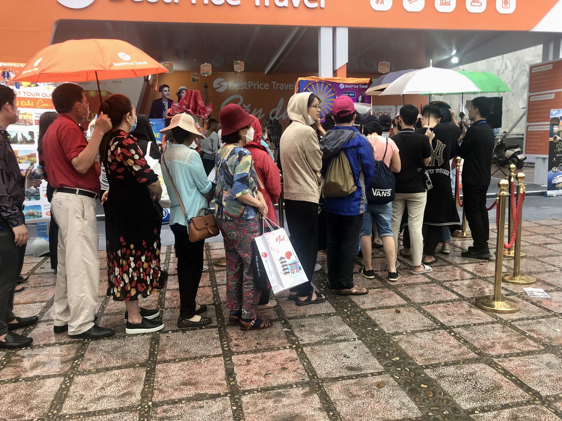 Rất đông du khách đội mưa “săn tour” du lịch nhiều ưu đãi tại hội chợ.