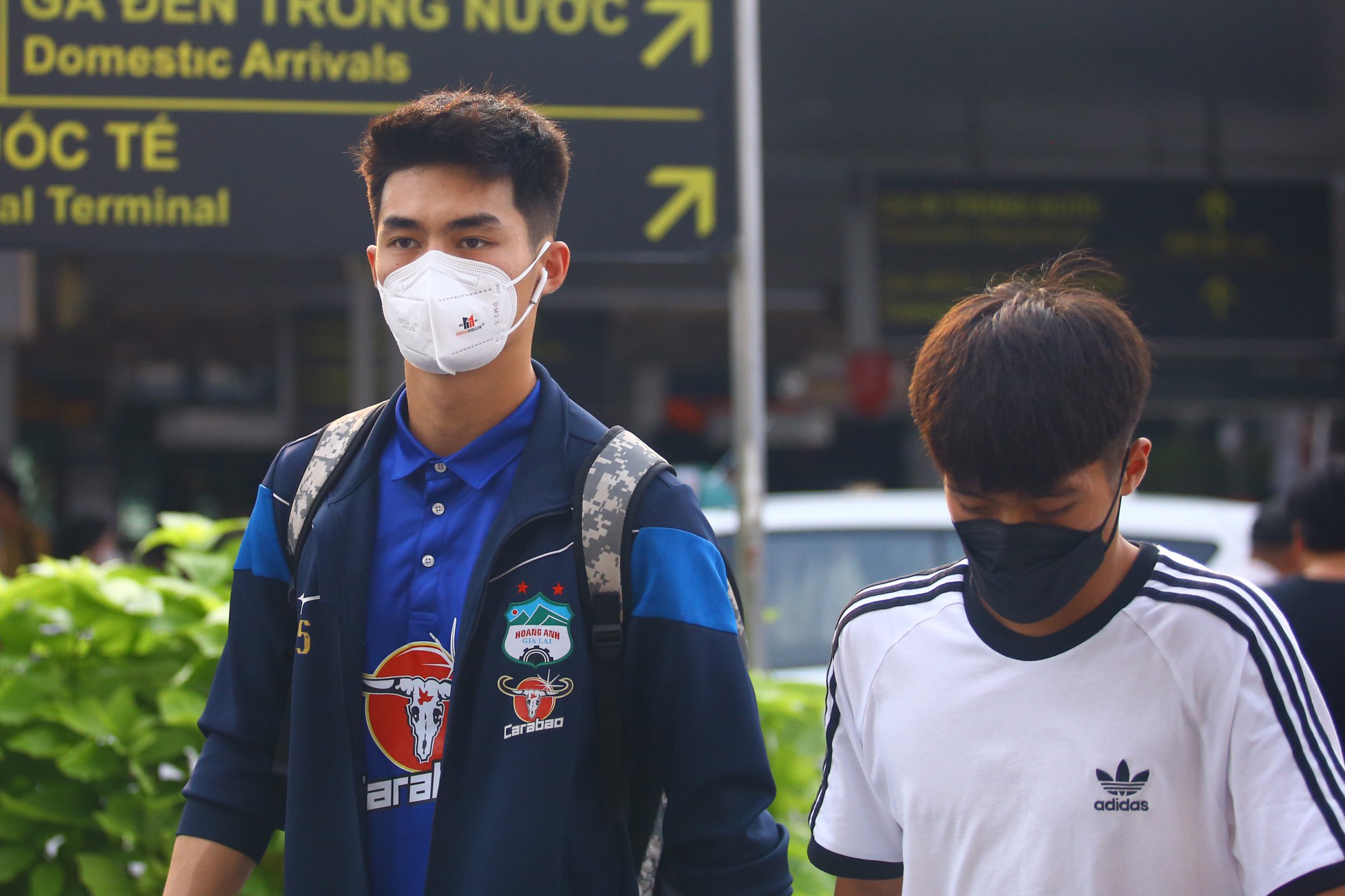 Hai cầu thủ còn lại của Hoàng Anh Gia Lai là thủ môn Trần Trung Kiên (trái) và Nguyễn Quốc Việt cũng có mặt ở sân bay Tân Sơn Nhất.