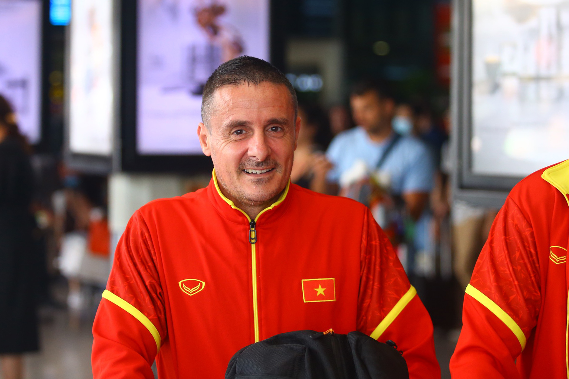 Sau đó, huấn luyện viên trưởng Philippe Troussier cùng các thành viên ban huấn luyện cũng đáp chuyến bay VN213 xuống sân bay Tân Sơn Nhất.