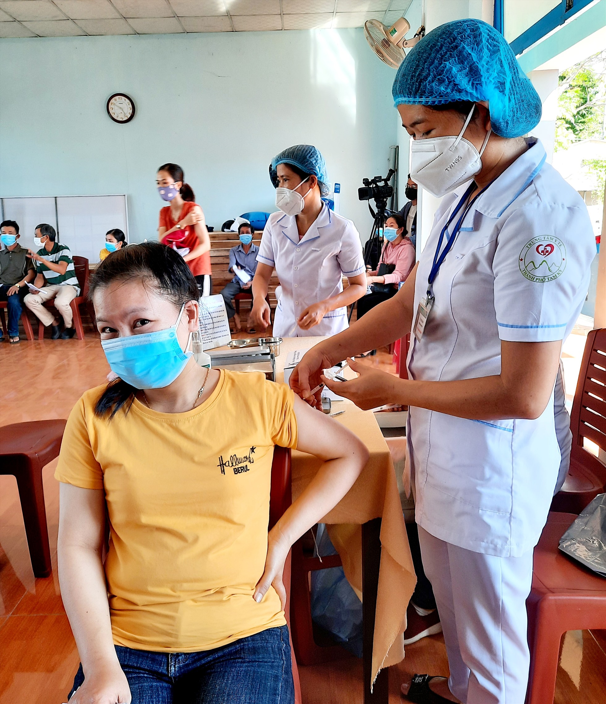 Quảng Nam đẩy mạnh việc tiêm vắc xin Covid-19 trong cộng đồng. Ảnh Hoàng Bin
