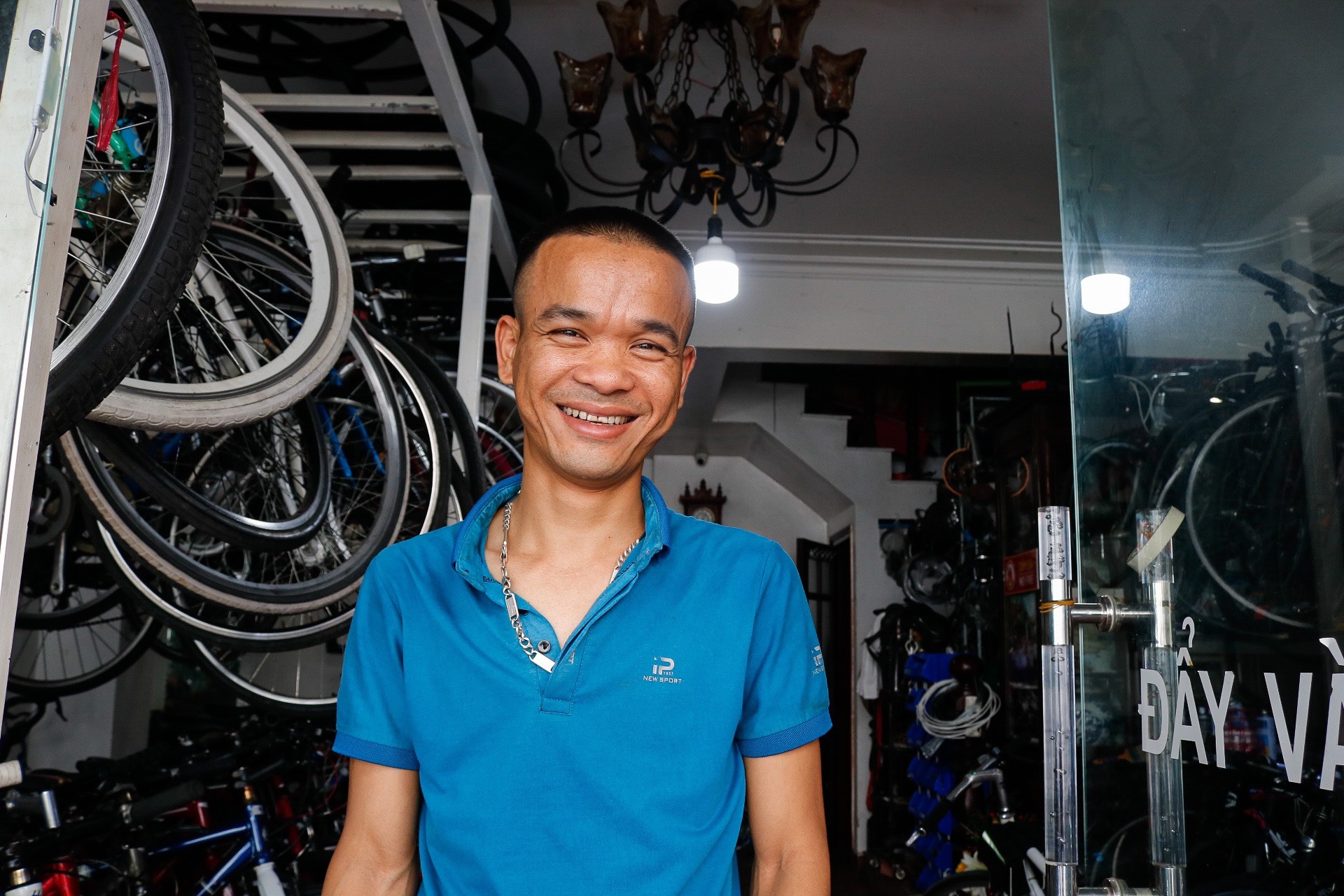 Anh Lê Văn Thanh nhân viên cửa hàng cho thuê xe đạp trên phố Trích Sài. Ảnh: Thu Hiền