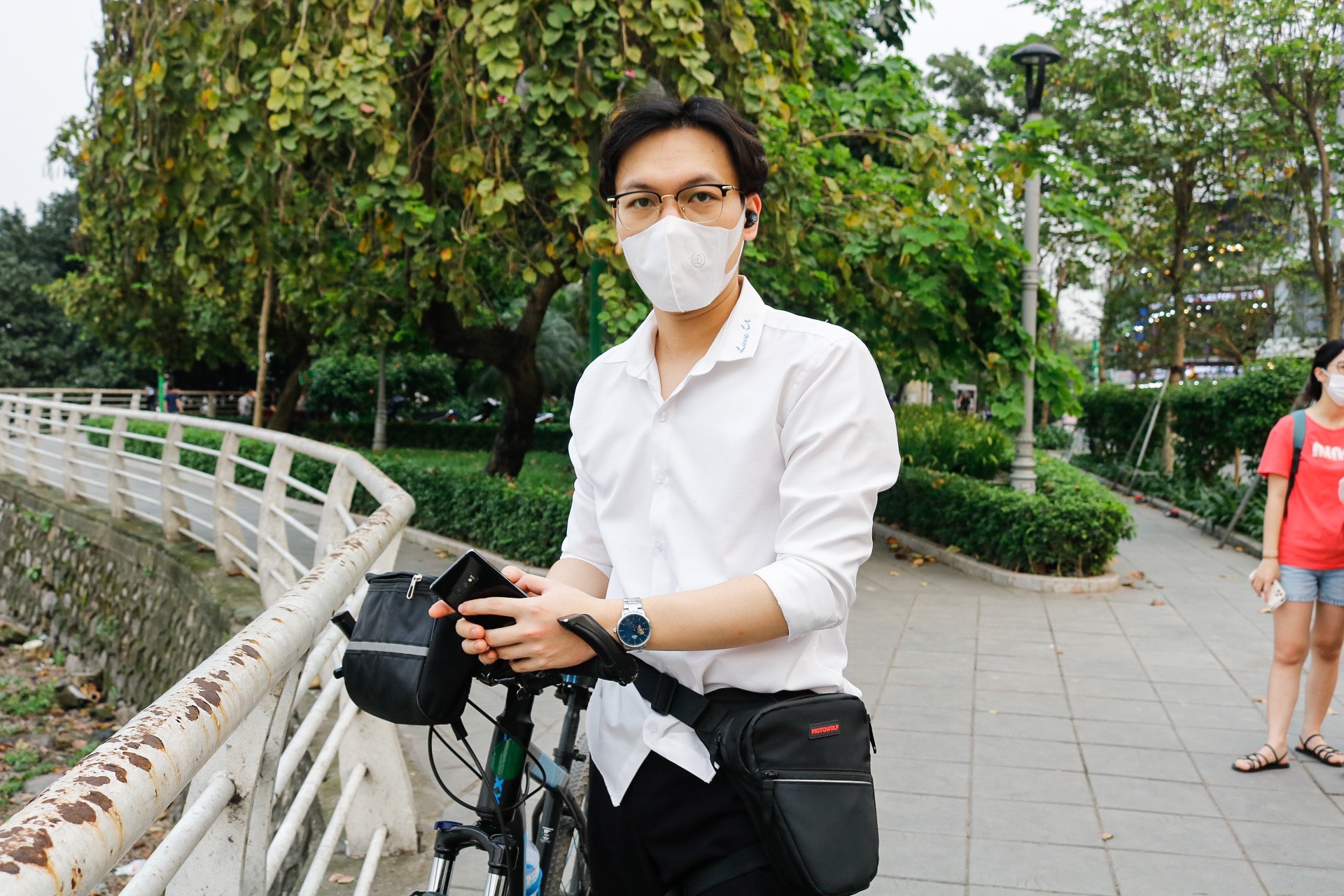Anh Nguyễn Minh Phương thường xuyên sử dụng dịch vụ cho thuê xe đạp ở hồ Tây. Ảnh: Thu Hiền