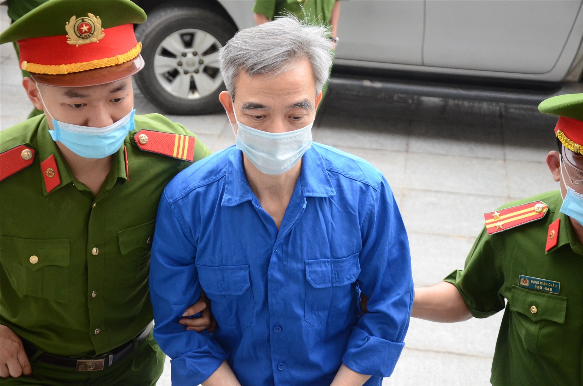 Ông Nguyễn Quang Tuấn - cựu Giám đốc Bệnh viện Tim Hà Nội bị cáo buộc tạo điều kiện cho hai công ty trúng thầu thiết bị y tế, gây thiệt hại cho Nhà nước gần 54 tỉ đồng. Ảnh: Việt Dũng
