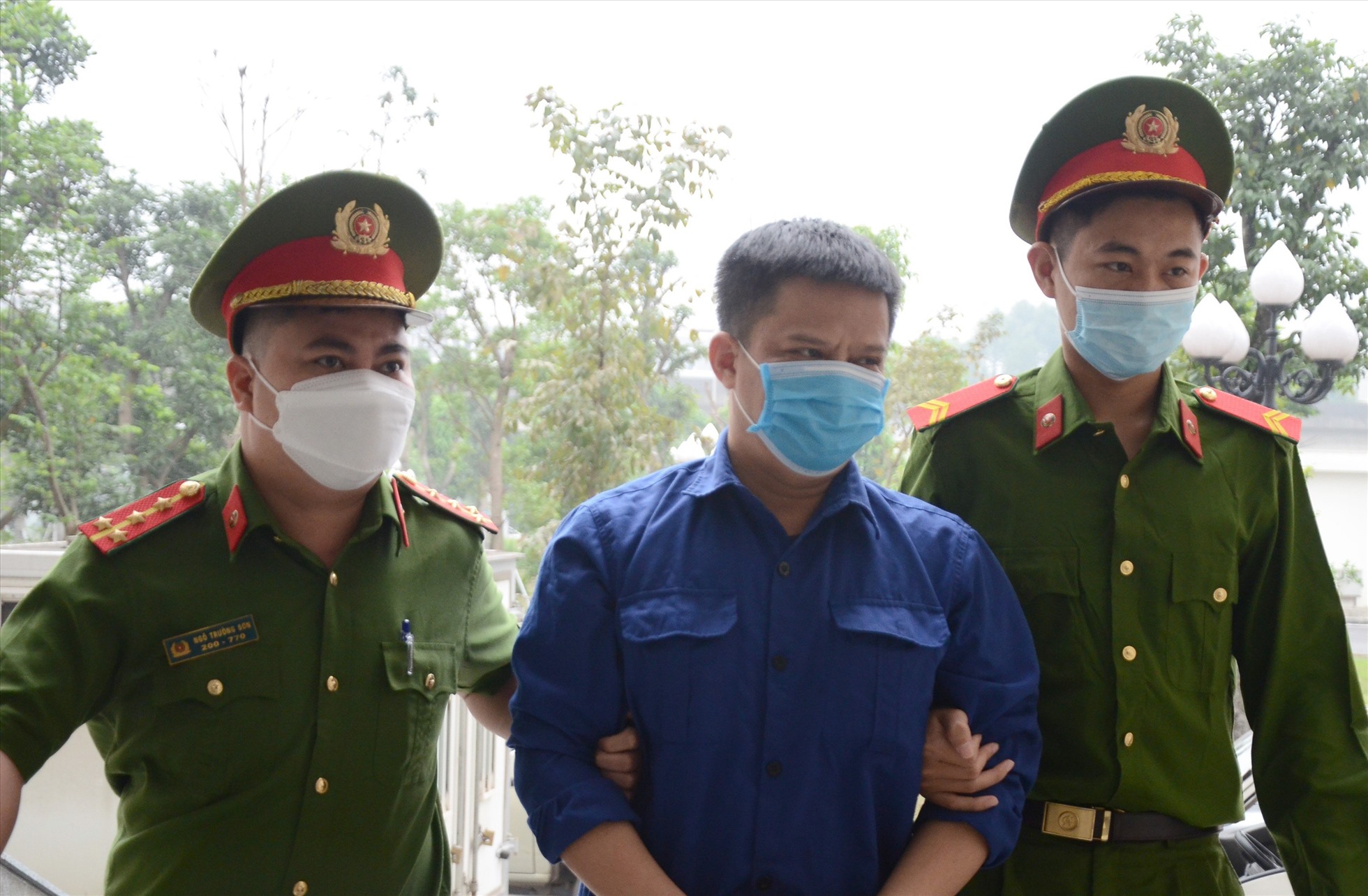 Ông Nguyễn Đức Đảng sau khi được tạo điều kiện đã biếu ông Nguyễn Quang Tuấn 10.000 USD cảm ơn vào dịp Tết nguyên đán. Ảnh: Việt Dũng