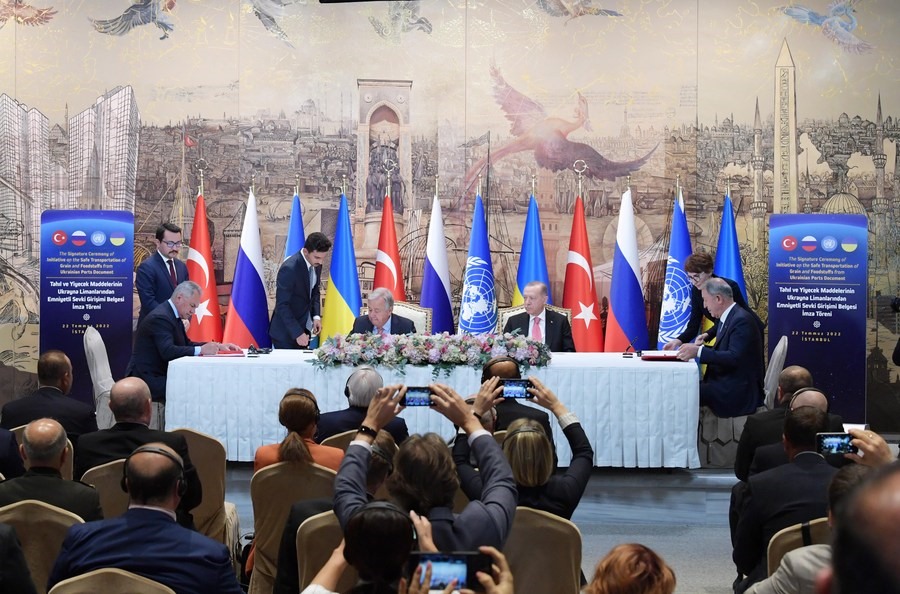 Nga và Ukraina ký một thỏa thuận với Thổ Nhĩ Kỳ và Liên Hợp Quốc về việc vận chuyển ngũ cốc, thực phẩm và phân bón của Ukraina tới các thị trường quốc tế qua Biển Đen ở Istanbul, Thổ Nhĩ Kỳ, ngày 22.7.2022. Ảnh: Xinhua