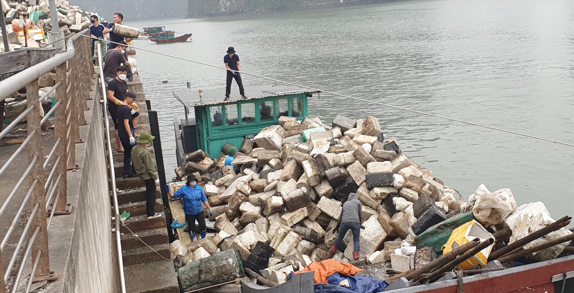 Các chuyến tàu chở phao xốp thu gom được trên vịnh Hạ Long liên tục cập bãi chứa rác tạm thời tại cảng Bến Đoan, phường Hồng Gai, TP.Hạ Long. Ảnh: Nguyễn Hùng