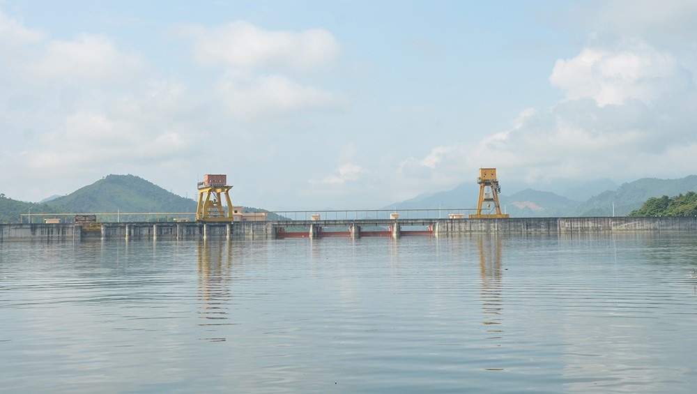 Thượng lưu thủy điện Tuyên Quang - một nhà máy thuỷ điện trên lưu vực sông Hồng. Ảnh: EVN