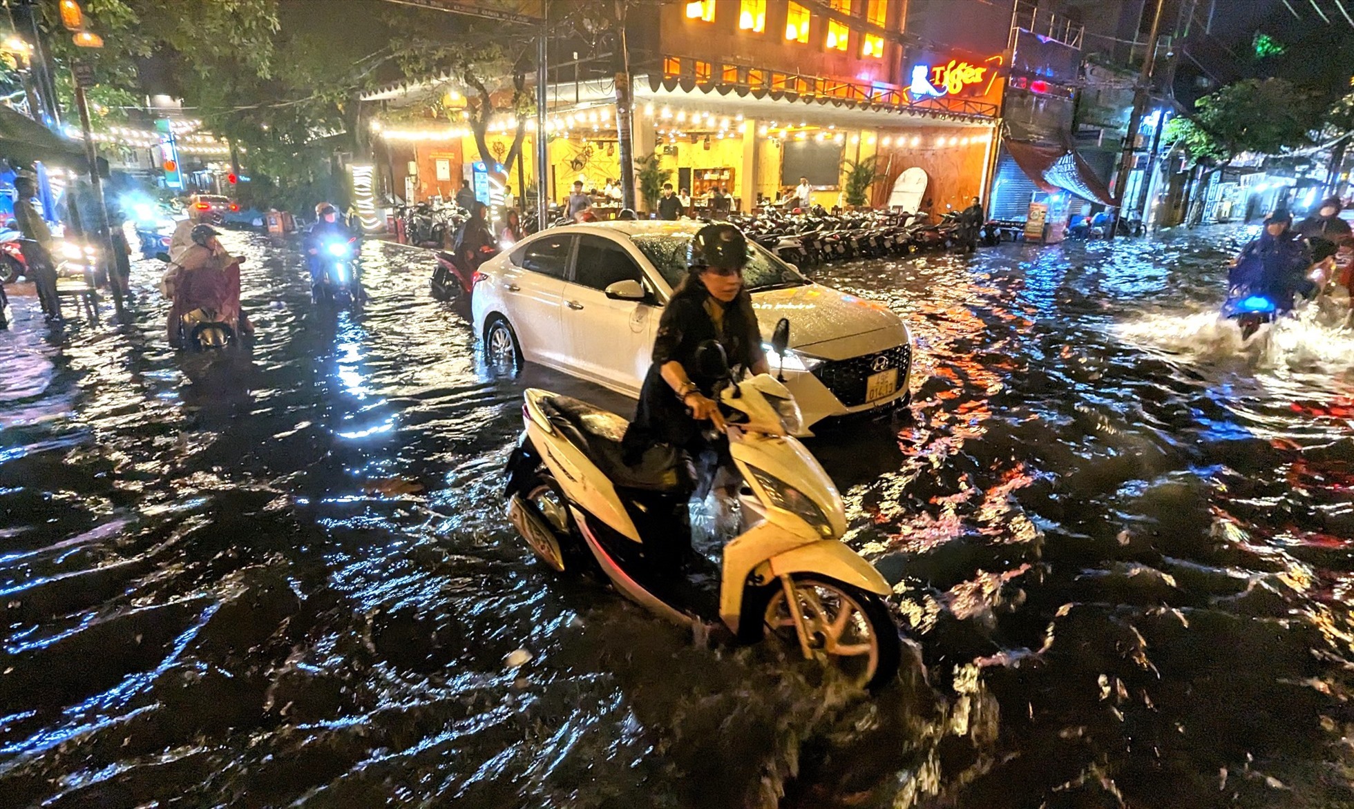 Đường Nguyễn Văn Khối ngập như sông sau cơn mưa tối ngày 15.4.  Ảnh: Anh Tú