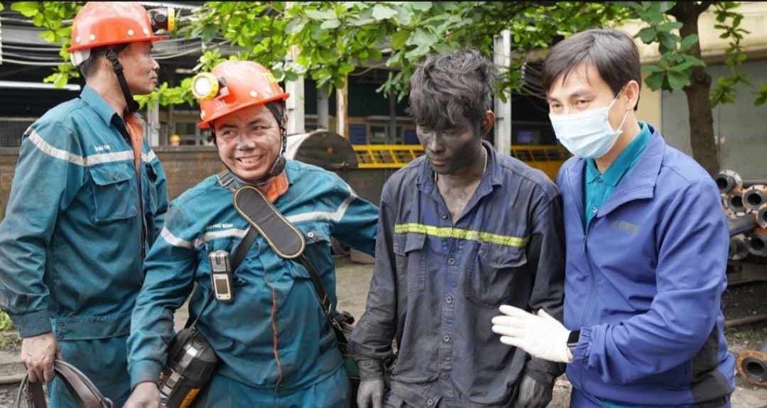 Lực lượng cứu hộ đưa công nhân Phạm Công Nhiên bị mắc kẹt lên mặt đất an toàn. Ảnh: Phạm Cường