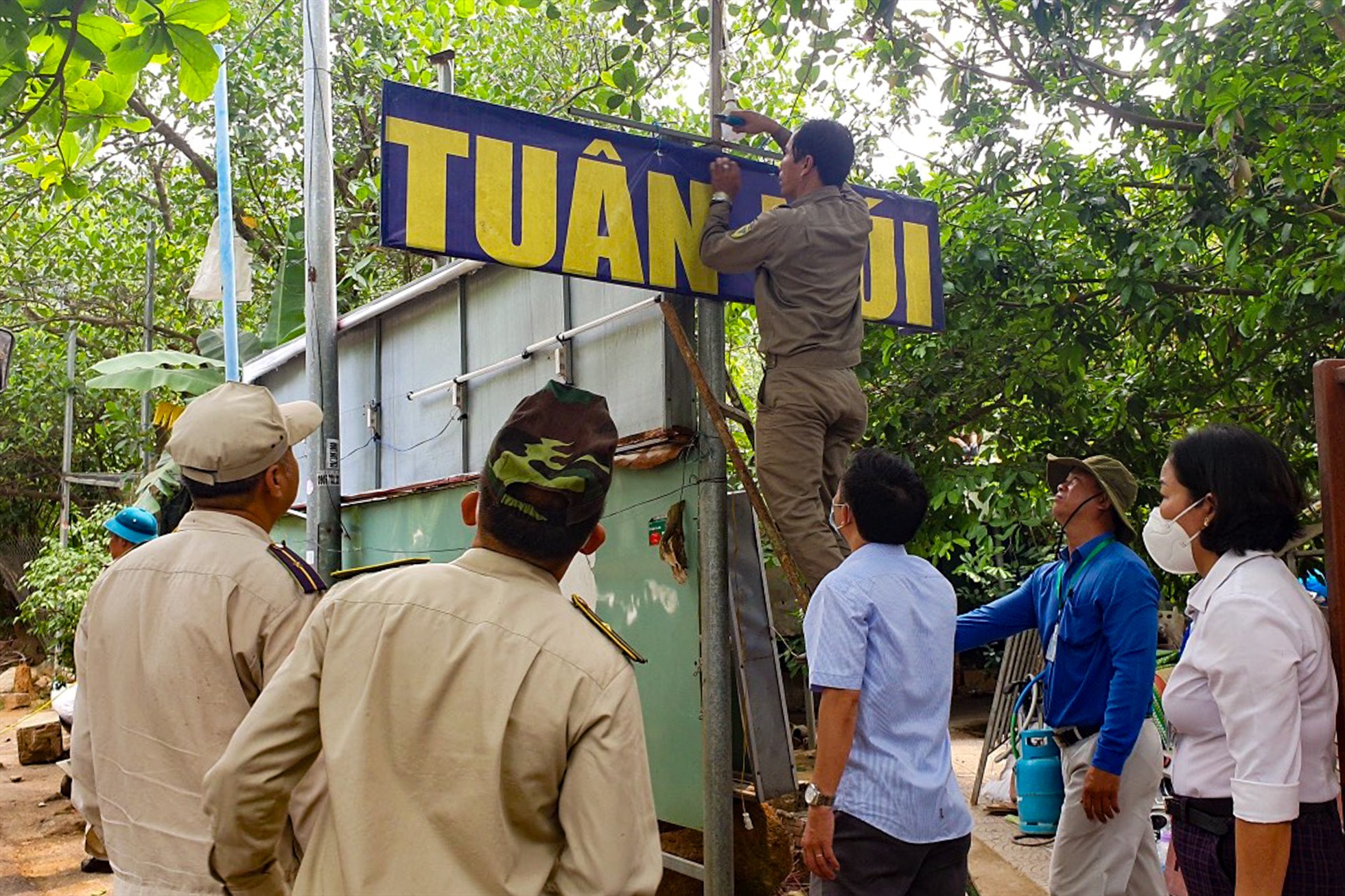 Đây là những trường hợp dù đã được thông báo, giao thời hạn tự tháo dỡ nhưng không chấp hành, buộc chính quyền phải vào cuộc.